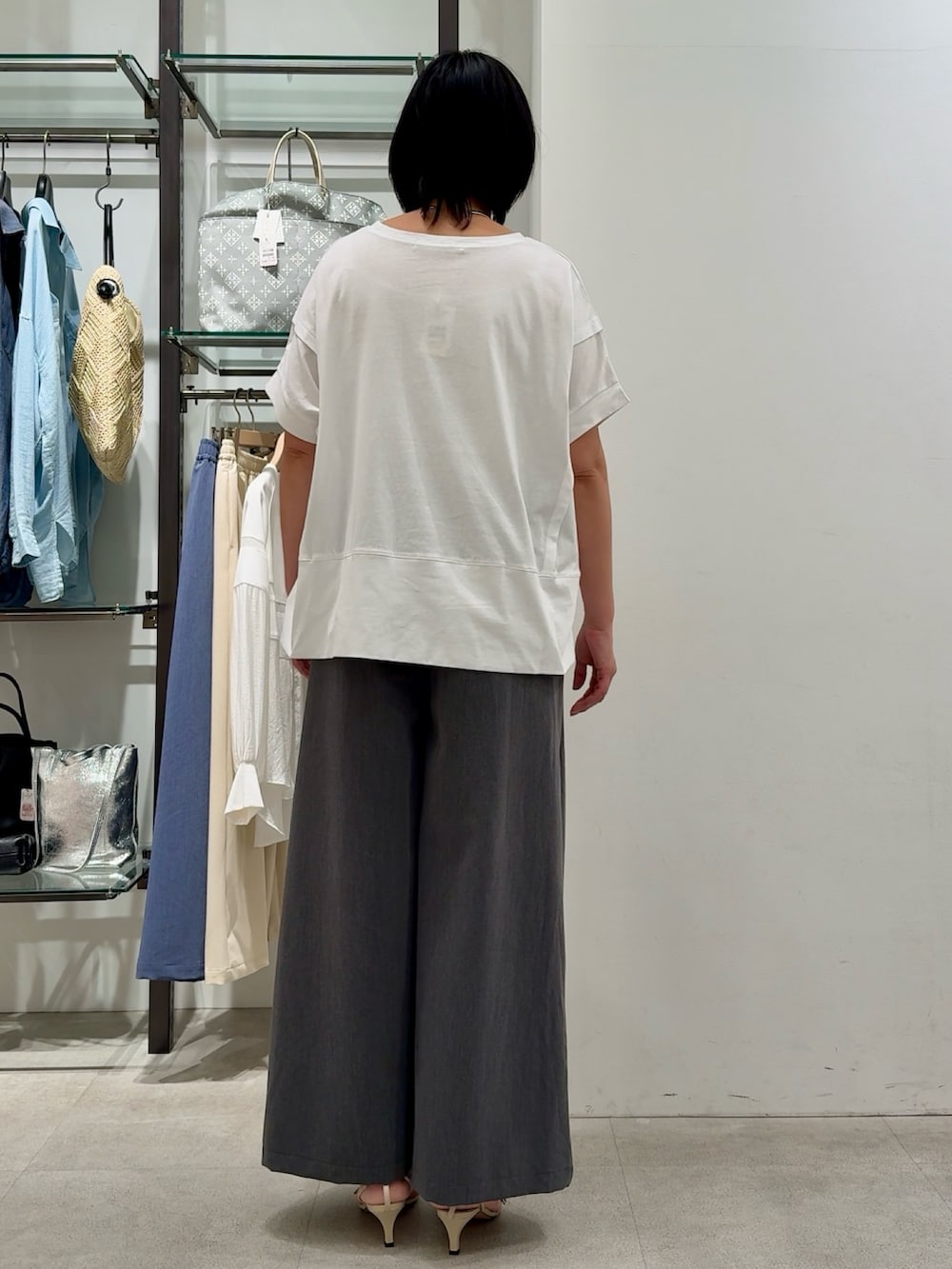 ホワイト系のTシャツ/カットソー、ブラック系のその他パンツを着用したレディースの春コーディネートの3枚目の写真