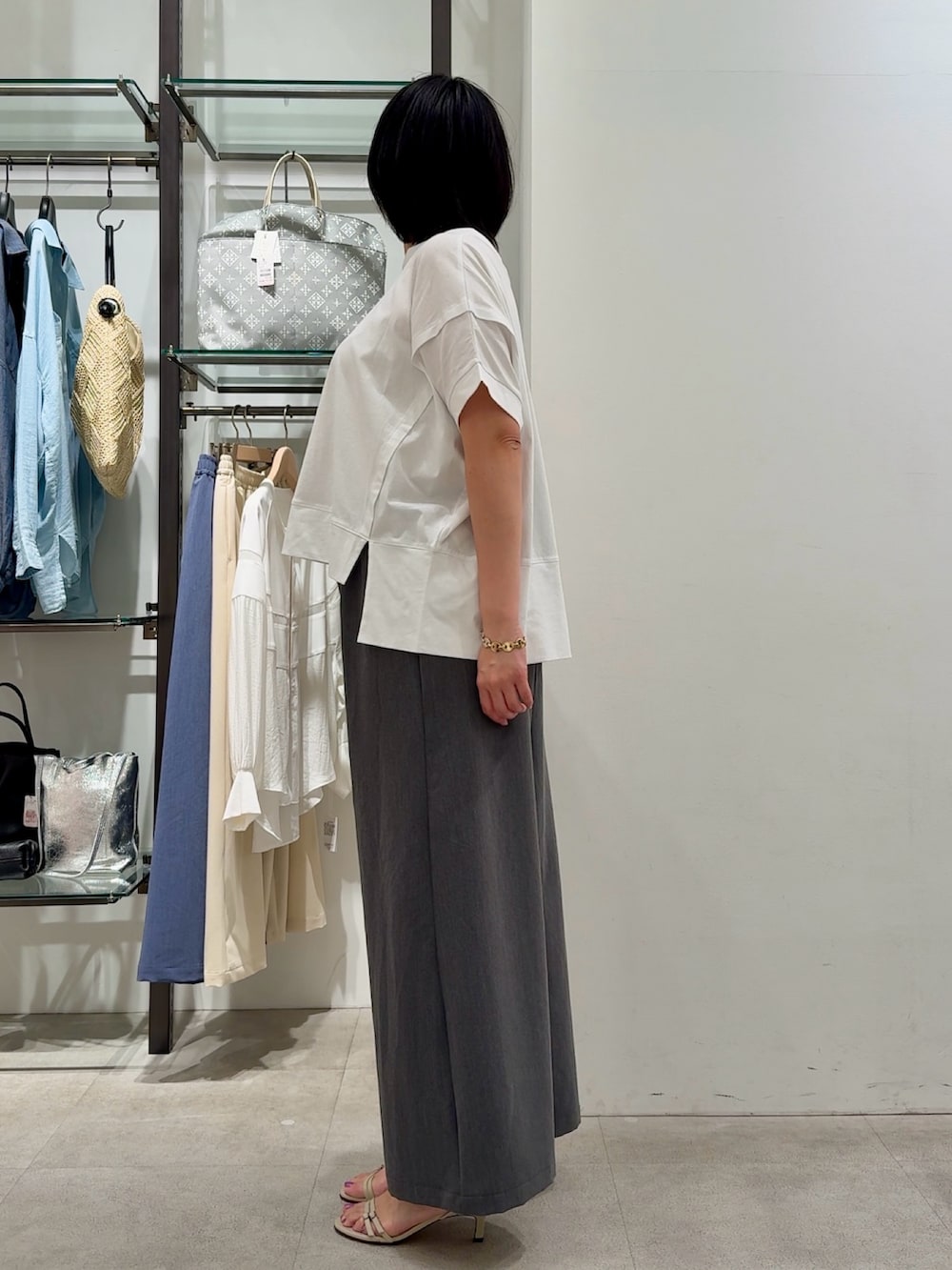 ホワイト系のTシャツ/カットソー、ブラック系のその他パンツを着用したレディースの春コーディネートの2枚目の写真