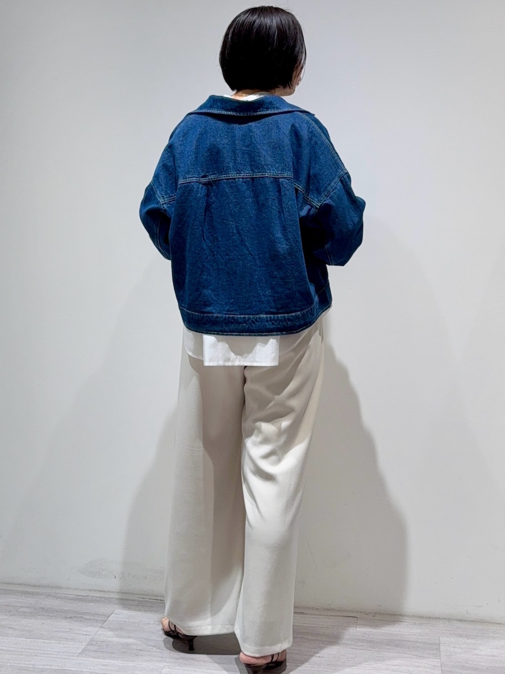 「大人カジュアル、お出かけコーデ、シアートップス、レイヤードスタイル、休日スタイル、春ファッション、デニムジャケット」｜「Jena espace merveilleuxの【-3kg見え／サイズ展開あり／美脚】トロミイージーパンツ（その他パンツ、ホワイト系）」を使った、Mikiさん（骨格ウェーブ・レディース・163cm）の春コーディネートの2枚目の写真