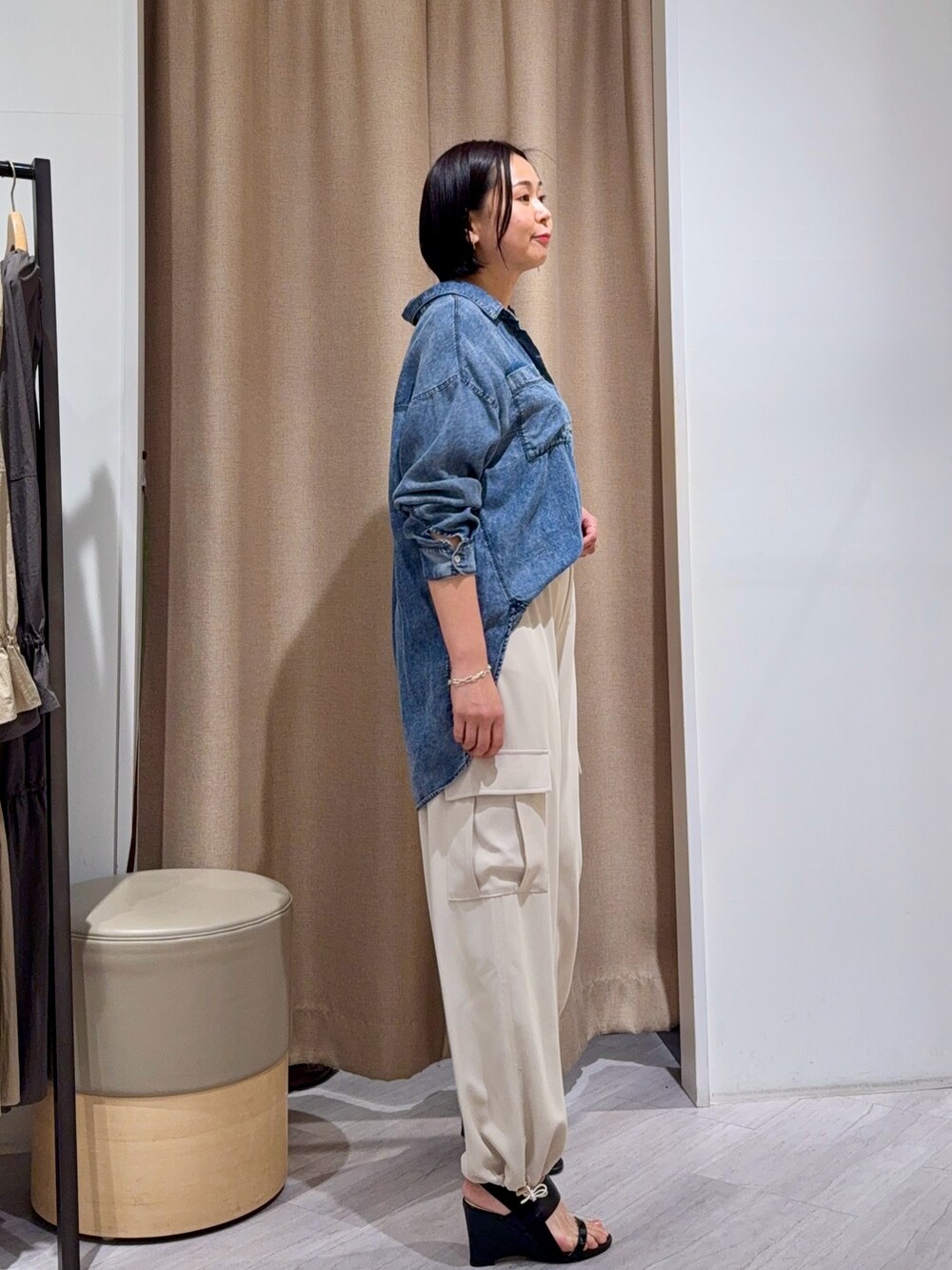 「パラシュートパンツ、デニムシャツ、オトナカジュアル、おとなコーデ、パンツコーデ、大人カジュアルコーデ、メンズライクコーデ」｜「Jena espace merveilleuxの【トロミカーゴパンツ】トロミパラシュートパンツ（その他パンツ、ベージュ系）」を使った、Mikiさん（骨格ウェーブ・レディース・163cm）の春コーディネートの2枚目の写真