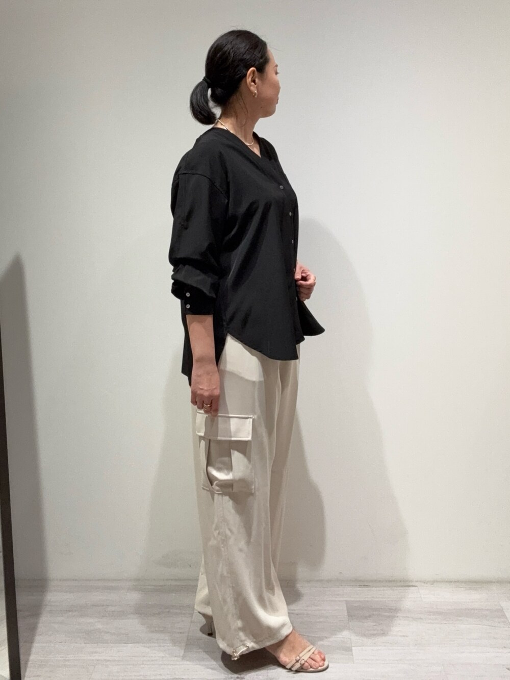 「大人カジュアル、オトナカジュアル、オトナ女子、おとなコーデ、おとなカジュアル」｜「Jena espace merveilleuxの【SNSで話題／しわになりにくい／デコルテすっきり】トロミダブルVシャツ（シャツ/ブラウス、ブラック系）」を使った、Mikiさん（骨格ウェーブ・レディース・163cm）の春コーディネートの2枚目の写真