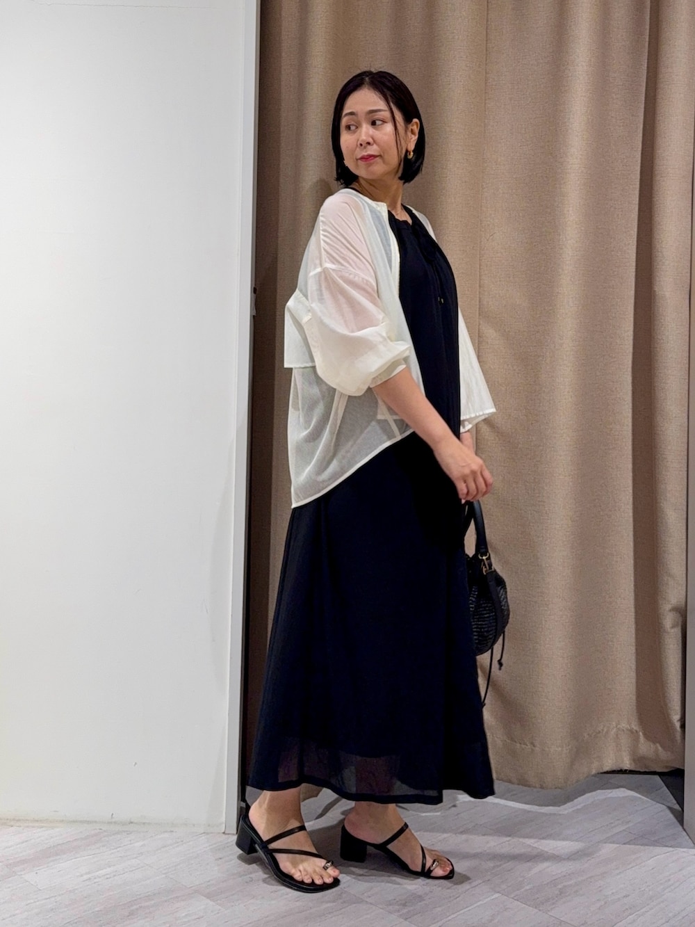 「ブラックコーデ、ブルゾン、オトナカジュアル、おとなカジュアル、ワンピース、ワンピースコーデ、黒ワンピ」｜「Jena espace merveilleuxの【ふわかるワンピ】2WAYリボンシアーワンピース（ワンピース、ブラック系）」を使った、Mikiさん（骨格ウェーブ・レディース・163cm）の夏コーディネートの2枚目の写真
