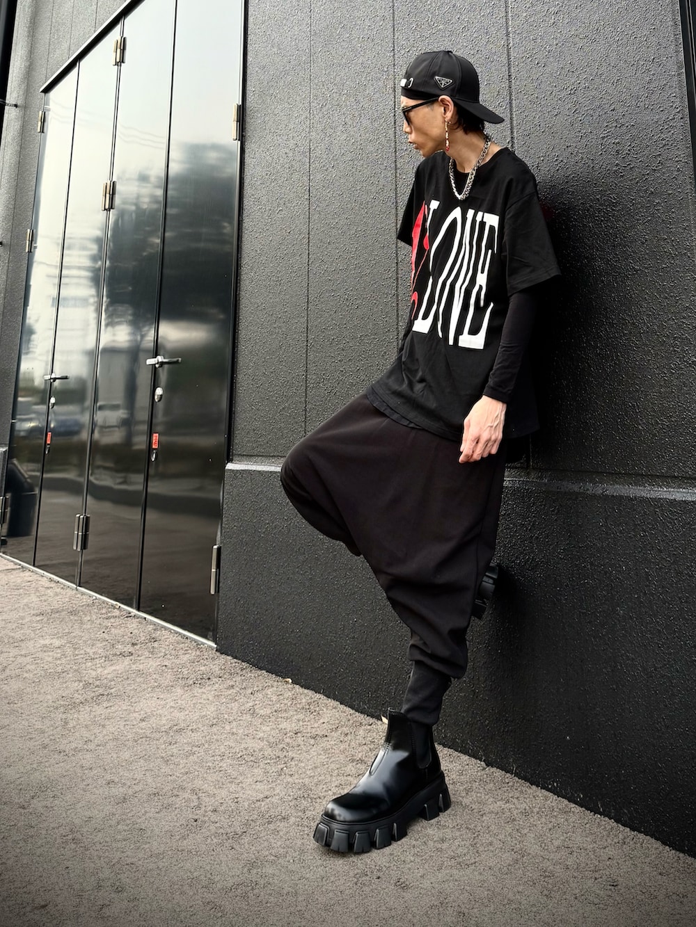 ブラック系のTシャツ/カットソー、ブラック系のTシャツ/カットソー、ブラック系のその他パンツを着用したメンズの春コーディネートの2枚目の写真