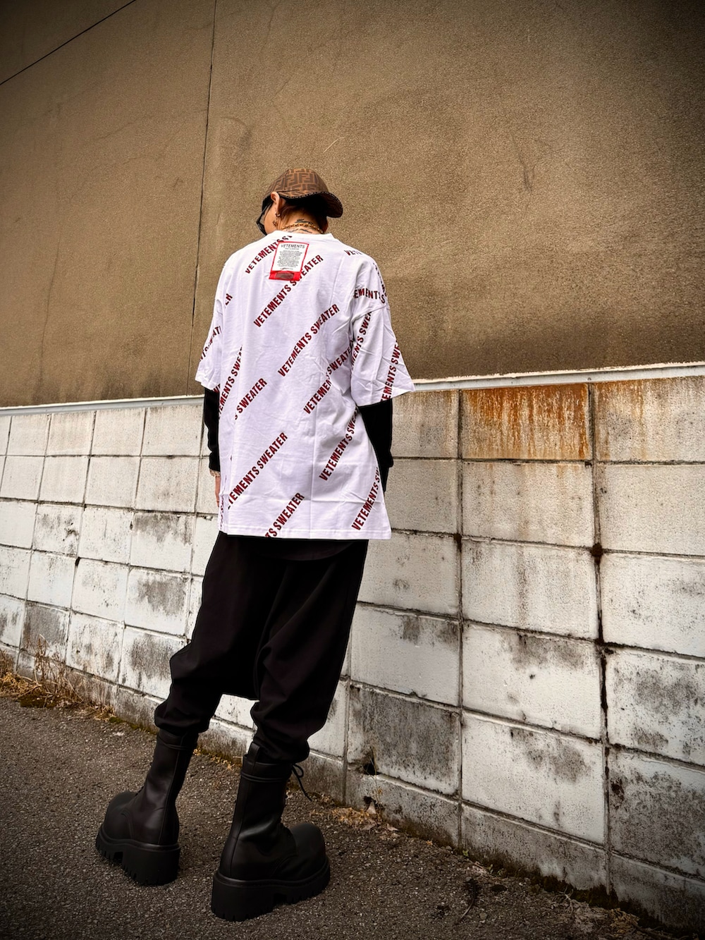 ホワイト系のTシャツ/カットソー、ブラック系のその他パンツ、ブラック系のブーツを着用したメンズの春コーディネートの3枚目の写真