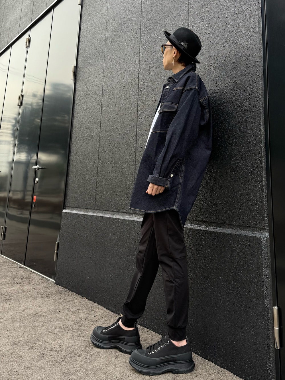 ブルー系のシャツ/ブラウス、ホワイト系のTシャツ/カットソー、ブラック系のその他パンツを着用したメンズの春コーディネートの3枚目の写真