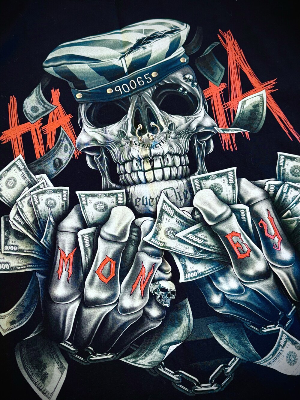 ブラック系のシャツ/ブラウス、ブラック系のTシャツ/カットソー、ブラック系のボディバッグ/ウエストポーチを着用したメンズの春コーディネートの5枚目の写真