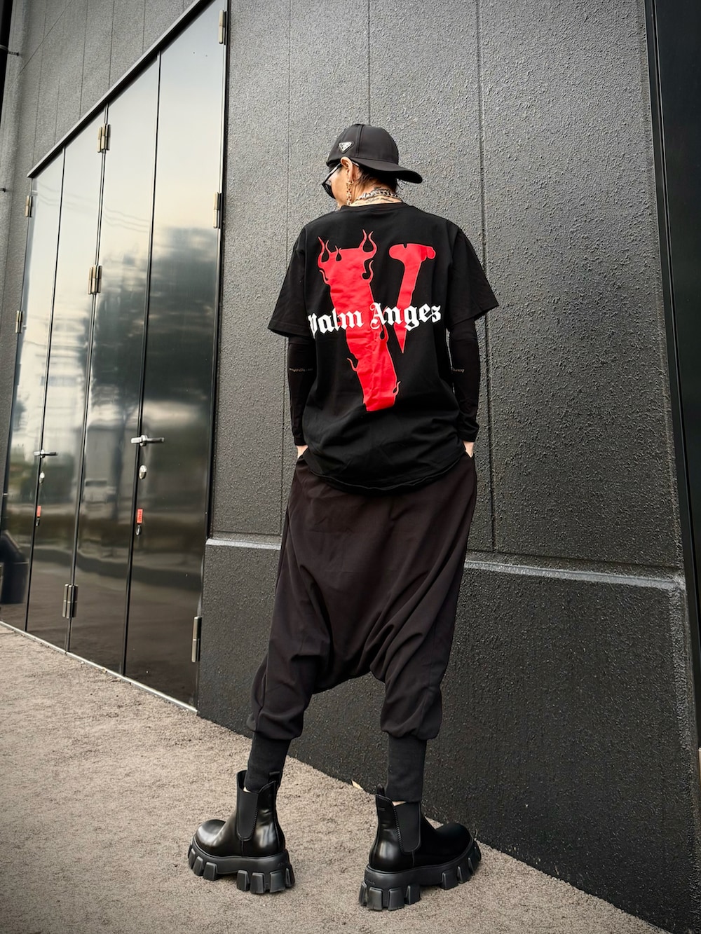 ブラック系のTシャツ/カットソー、ブラック系のTシャツ/カットソー、ブラック系のその他パンツを着用したメンズの春コーディネートの3枚目の写真