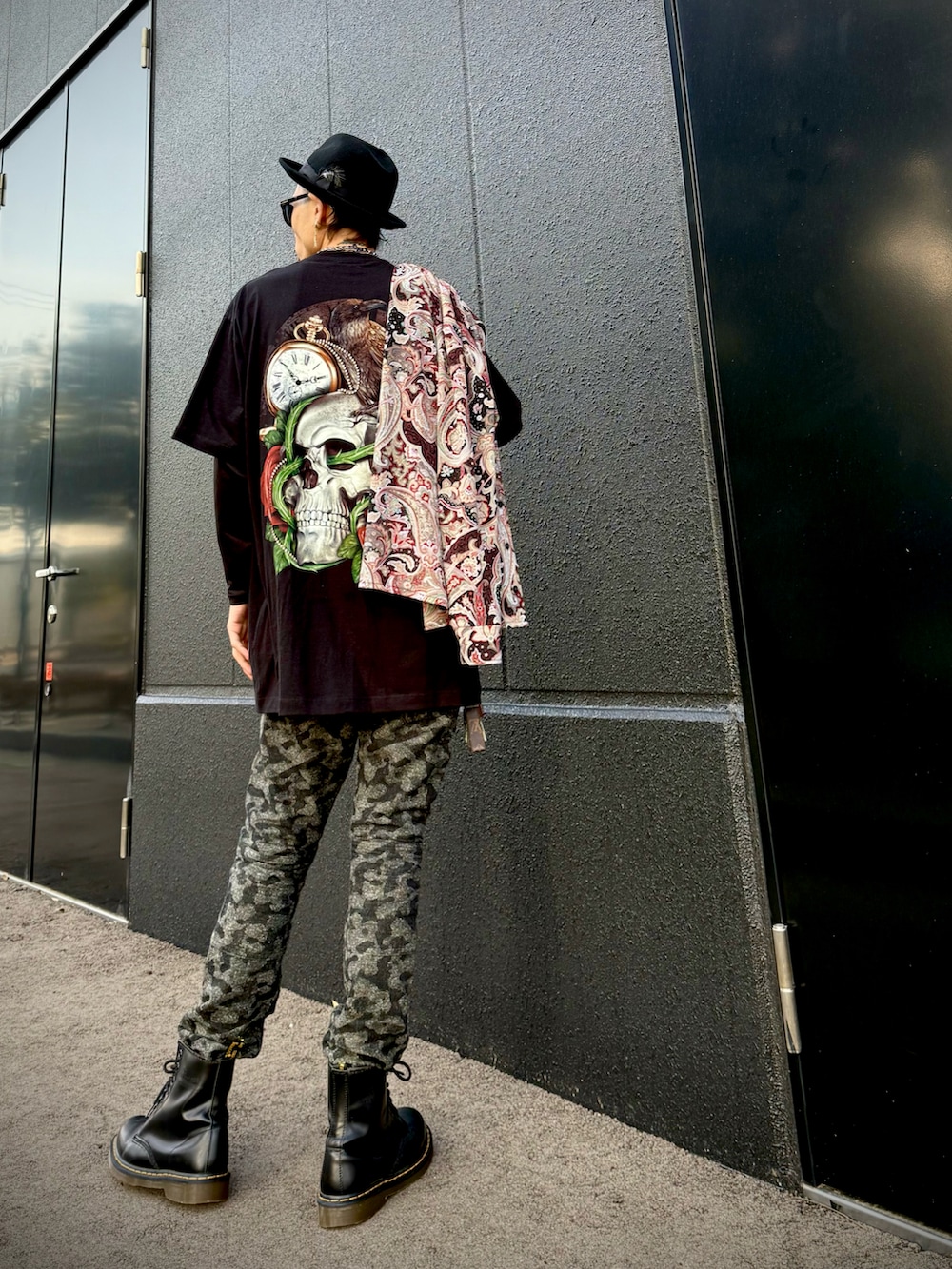 ブラック系のTシャツ/カットソー、グリーン系のその他パンツ、レッド系のシャツ/ブラウスを着用したメンズの春コーディネートの3枚目の写真