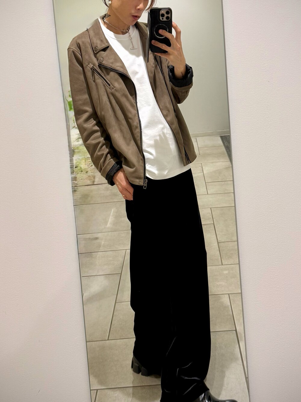 ブラック系のブーツ、ブラック系のその他パンツ、ホワイト系のTシャツ/カットソーを着用したメンズの秋コーディネートの4枚目の写真