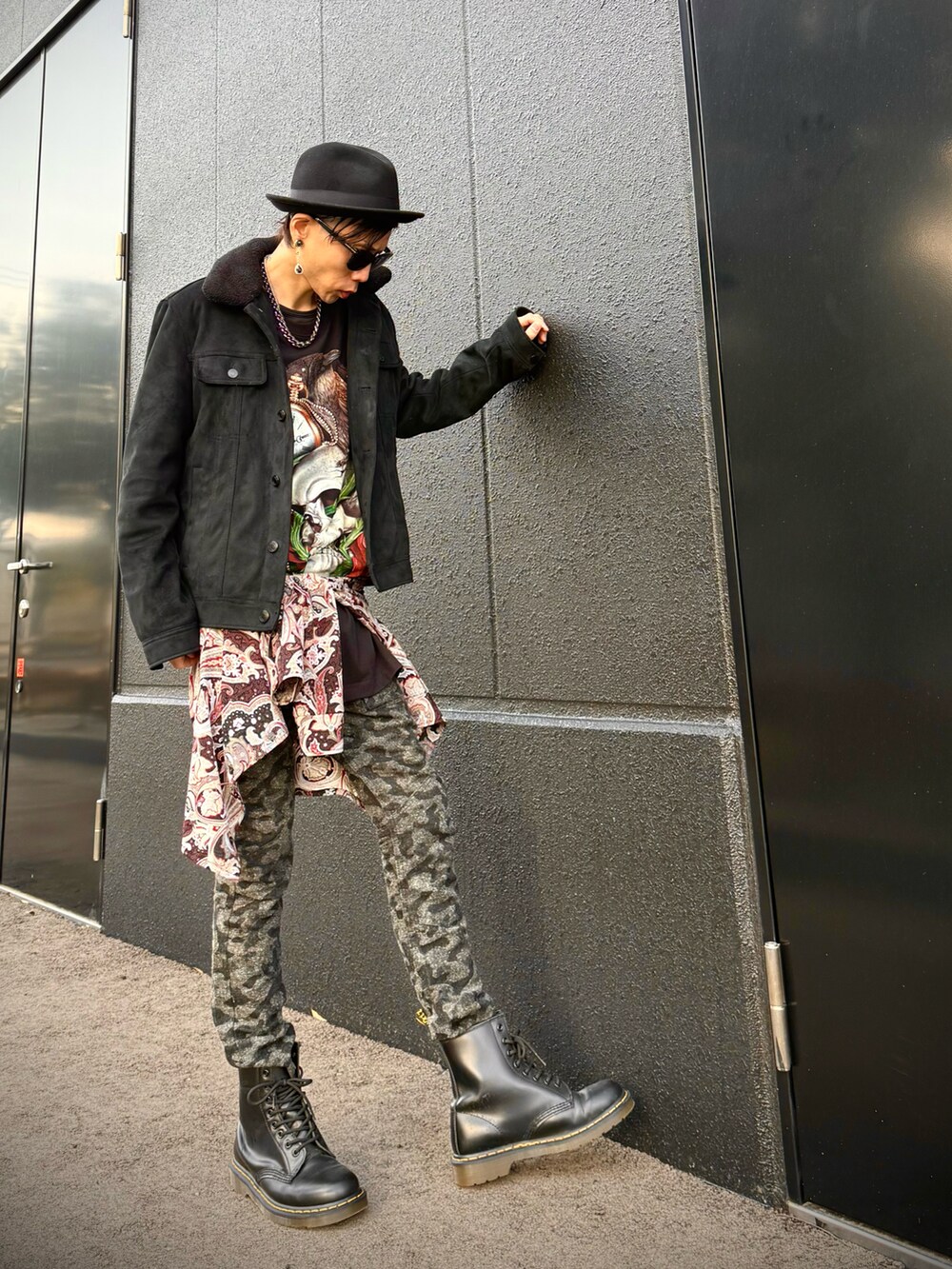 ブラック系のブルゾン、ブラック系のTシャツ/カットソー、レッド系のシャツ/ブラウスを着用したメンズの春コーディネートの3枚目の写真