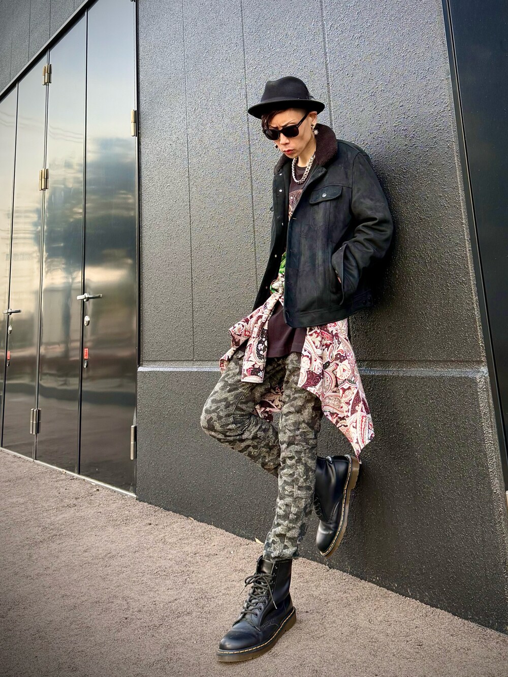 ブラック系のブルゾン、ブラック系のTシャツ/カットソー、レッド系のシャツ/ブラウスを着用したメンズの春コーディネートの2枚目の写真