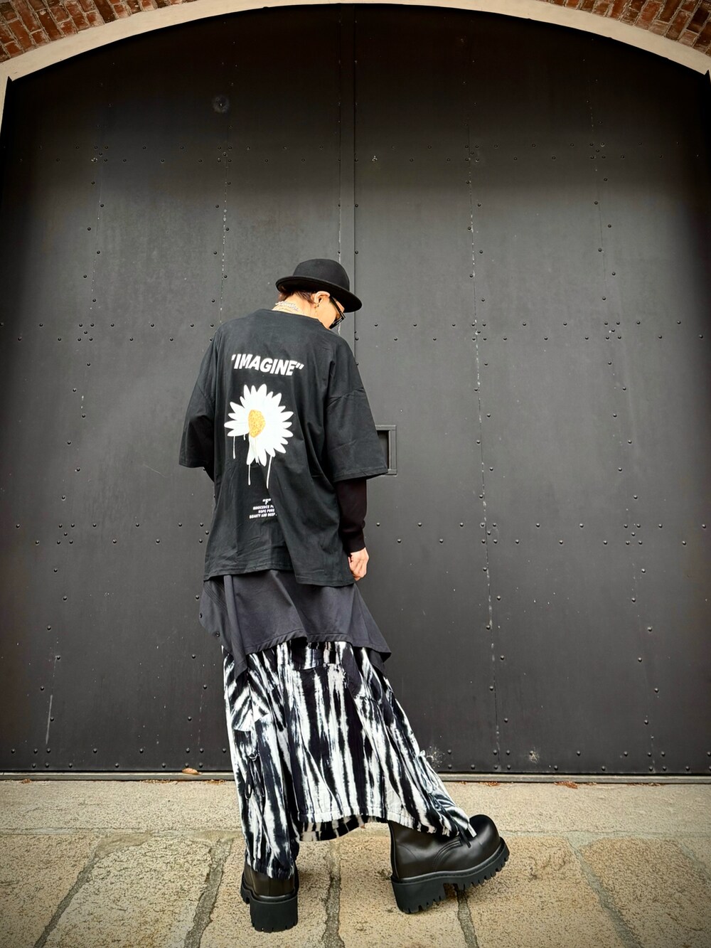 ブラック系のTシャツ/カットソー、ブラック系のシャツ/ブラウス、ホワイト系のその他パンツを着用したメンズの春コーディネートの4枚目の写真
