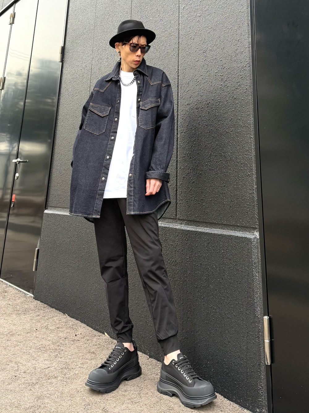 ブルー系のシャツ/ブラウス、ホワイト系のTシャツ/カットソー、ブラック系のその他パンツを着用したメンズの春コーディネートの2枚目の写真