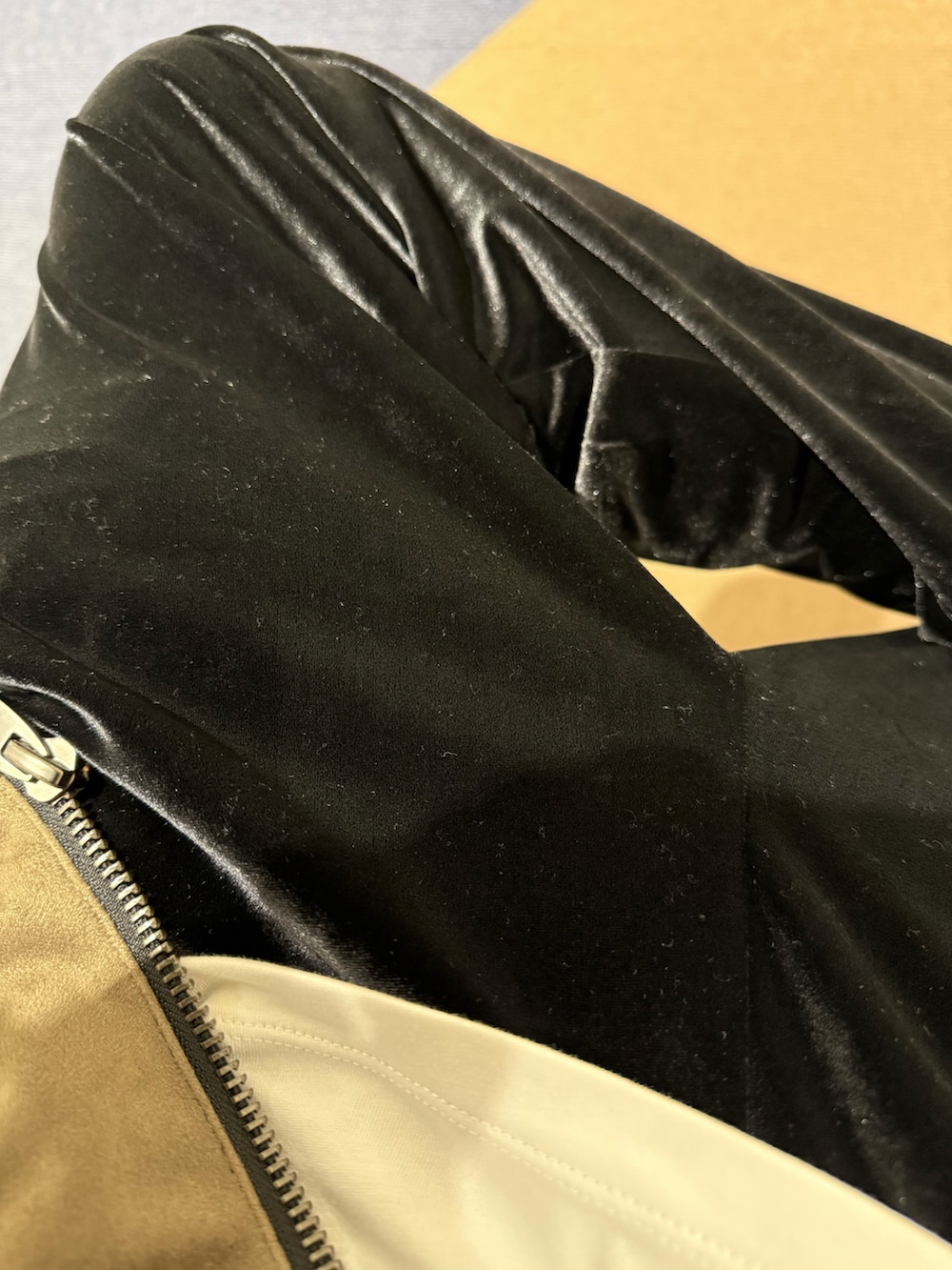 ブラック系のブーツ、ブラック系のその他パンツ、ホワイト系のTシャツ/カットソーを着用したメンズの秋コーディネートの3枚目の写真