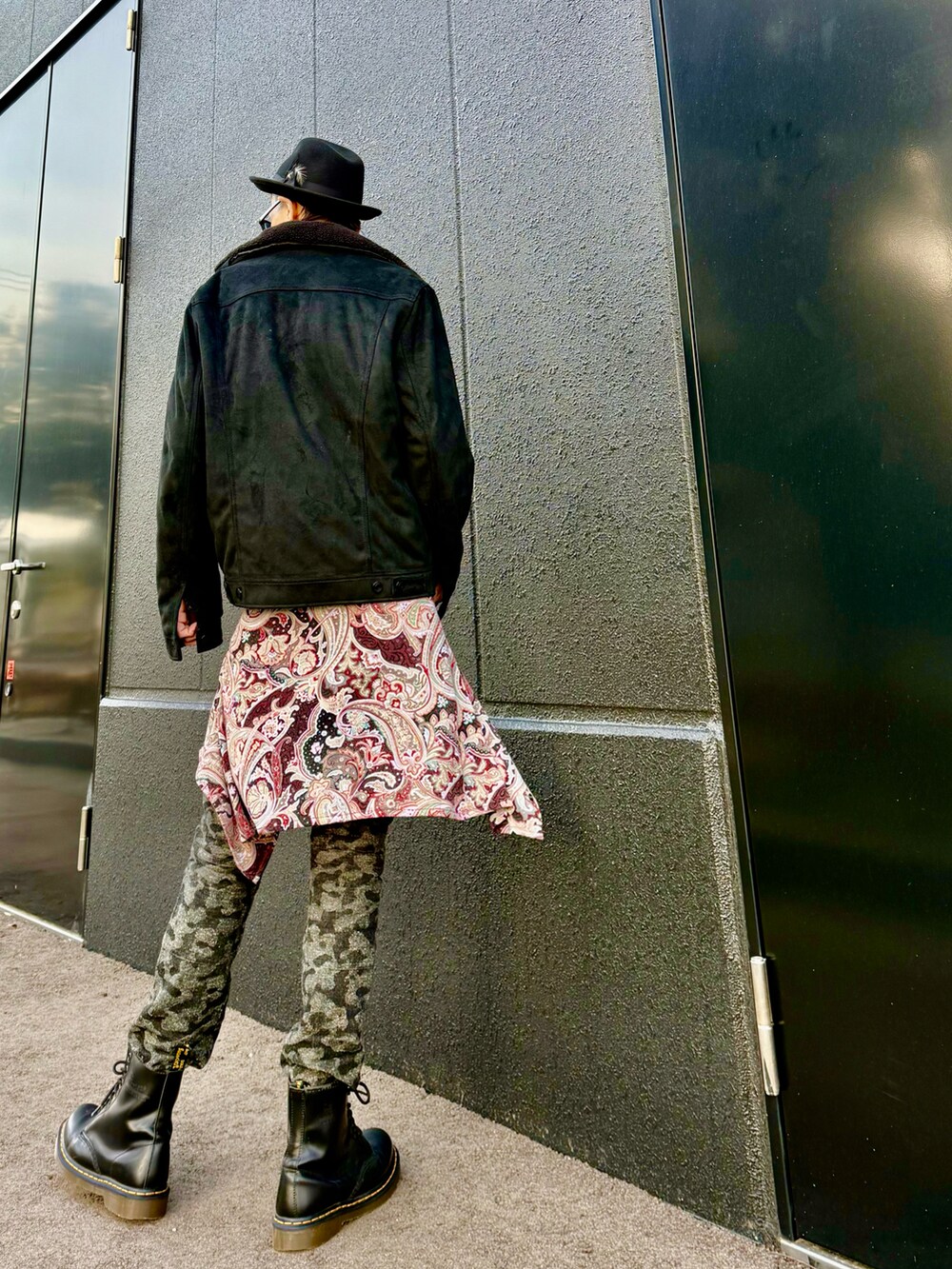 ブラック系のブルゾン、ブラック系のTシャツ/カットソー、レッド系のシャツ/ブラウスを着用したメンズの春コーディネートの5枚目の写真