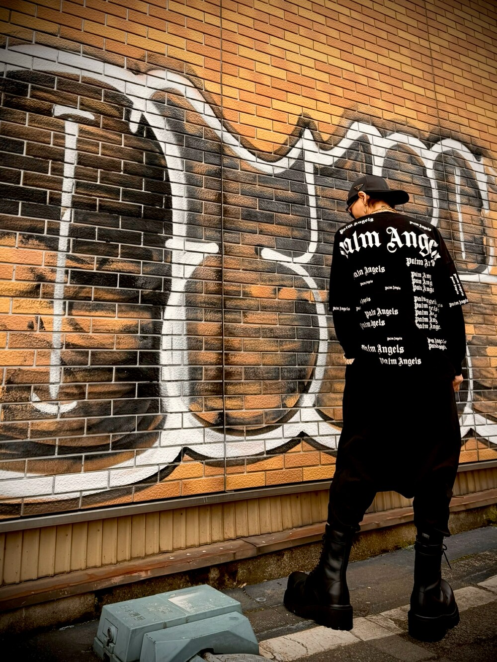 ブラック系のTシャツ/カットソー、ブラック系のその他パンツ、ブラック系のブーツを着用したメンズの春コーディネートの3枚目の写真