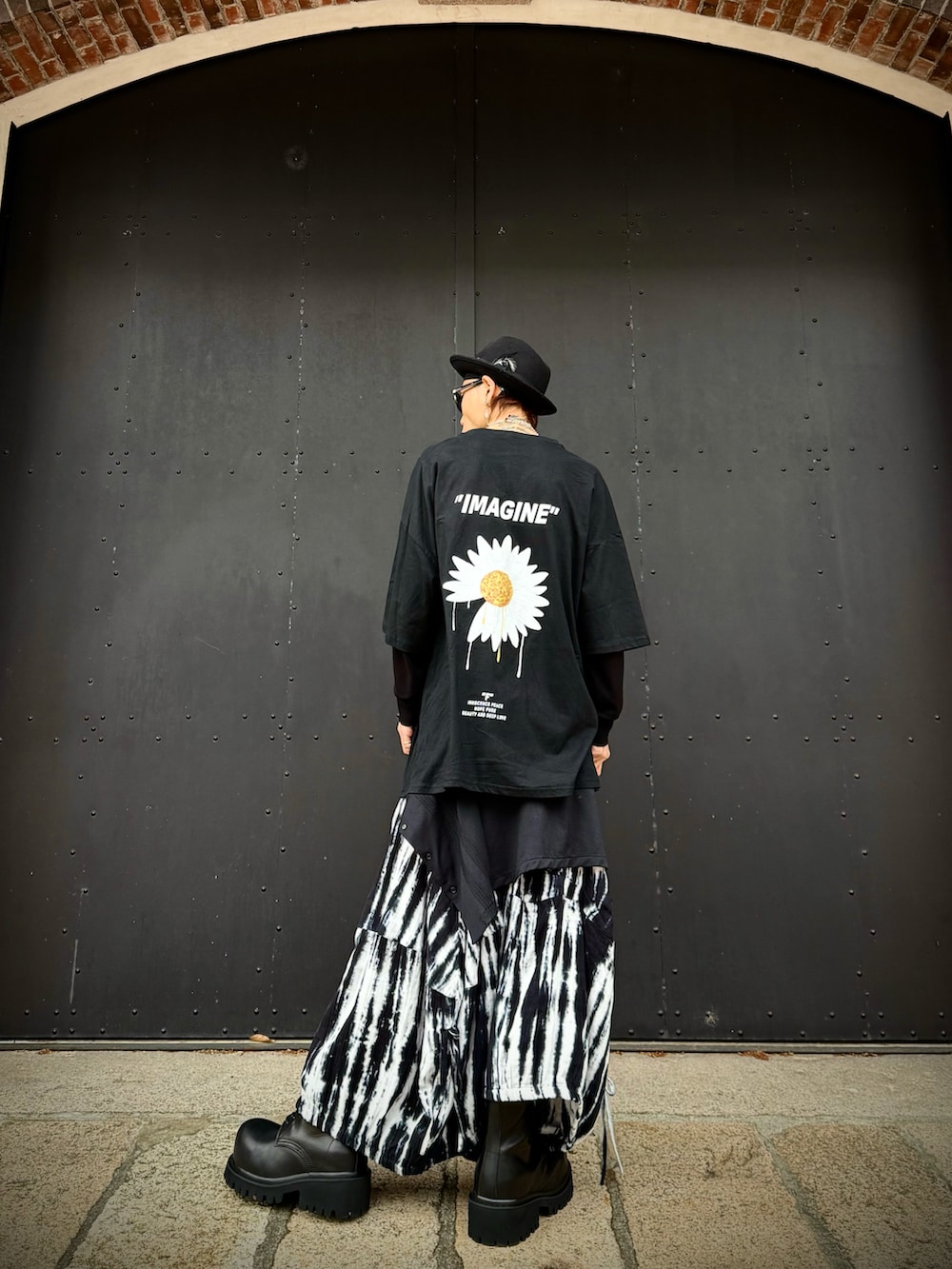 ブラック系のTシャツ/カットソー、ブラック系のシャツ/ブラウス、ホワイト系のその他パンツを着用したメンズの春コーディネートの2枚目の写真