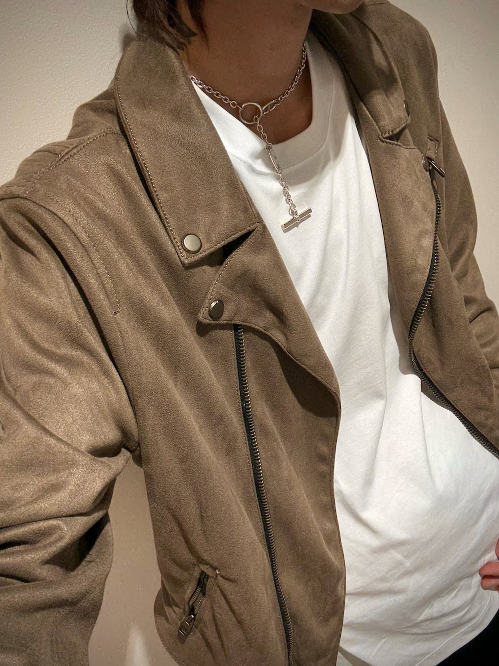 ブラック系のブーツ、ブラック系のその他パンツ、ホワイト系のTシャツ/カットソーを着用したメンズの秋コーディネートの2枚目の写真