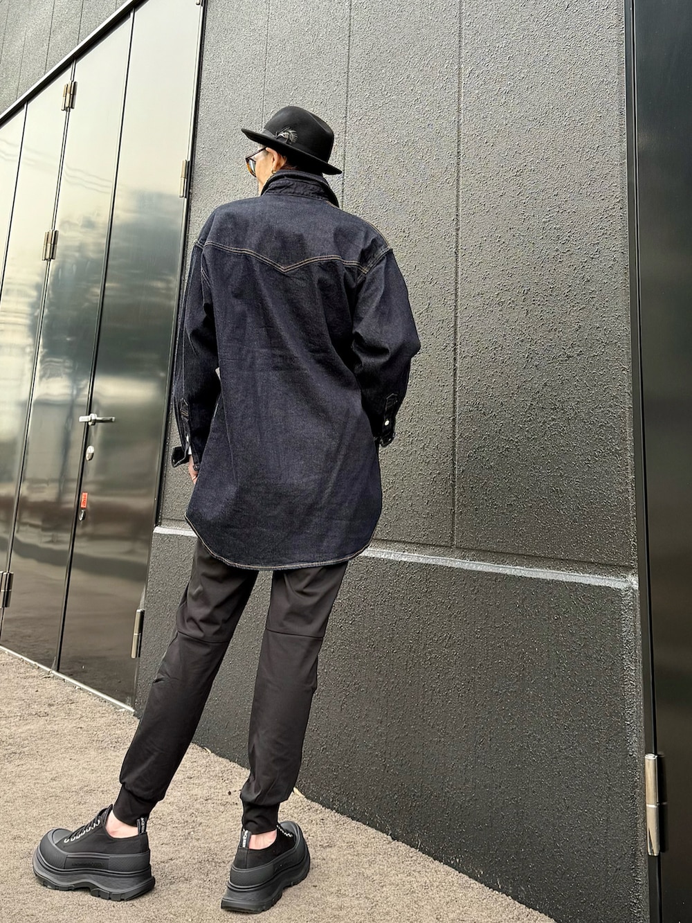 ブルー系のシャツ/ブラウス、ホワイト系のTシャツ/カットソー、ブラック系のその他パンツを着用したメンズの春コーディネートの4枚目の写真