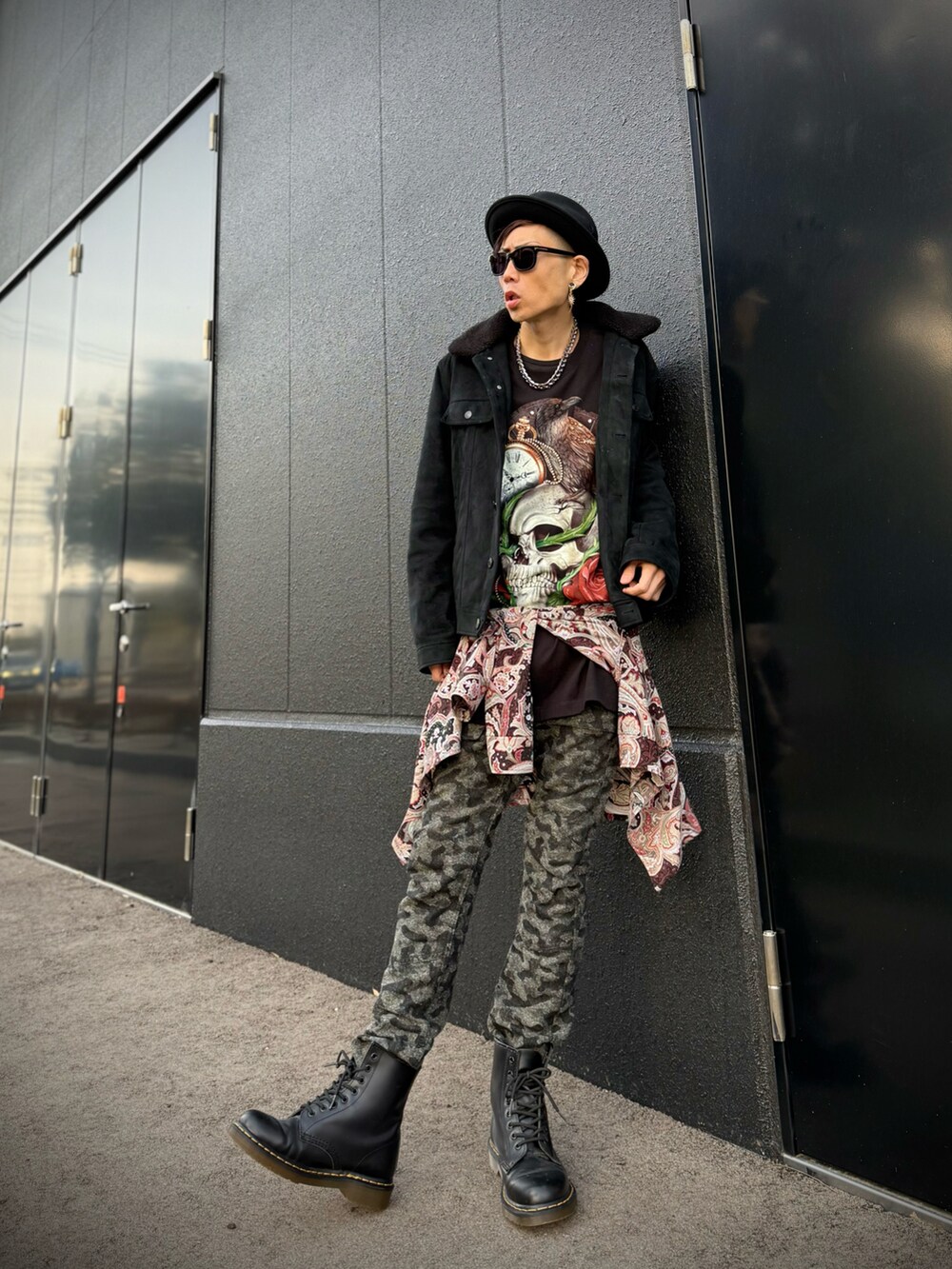 ブラック系のブルゾン、ブラック系のTシャツ/カットソー、レッド系のシャツ/ブラウスを着用したメンズの春コーディネートの4枚目の写真