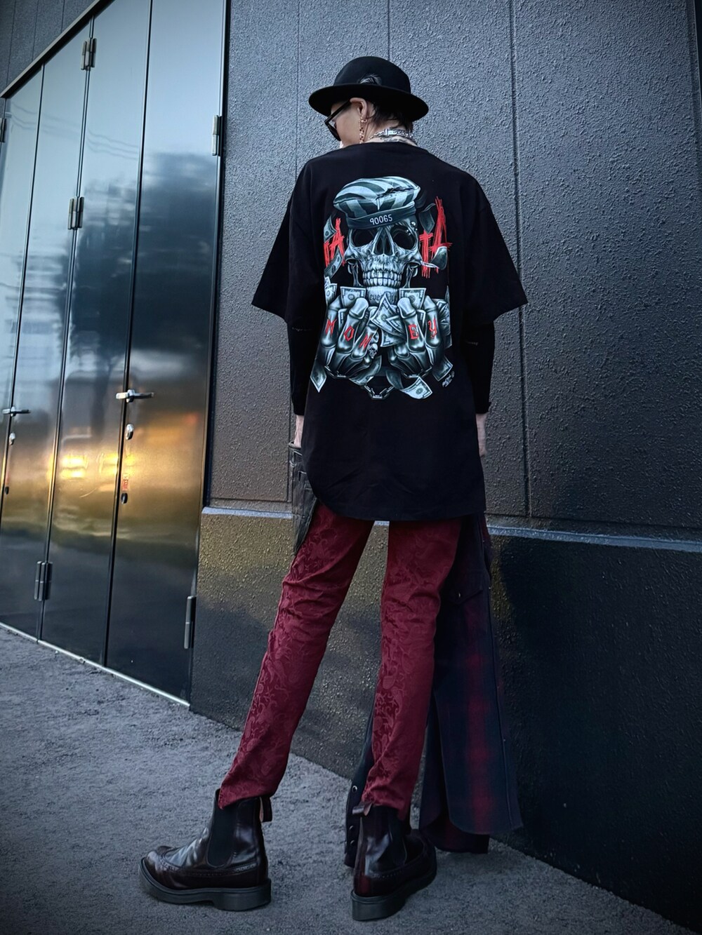 ブラック系のシャツ/ブラウス、ブラック系のTシャツ/カットソー、ブラック系のボディバッグ/ウエストポーチを着用したメンズの春コーディネートの4枚目の写真