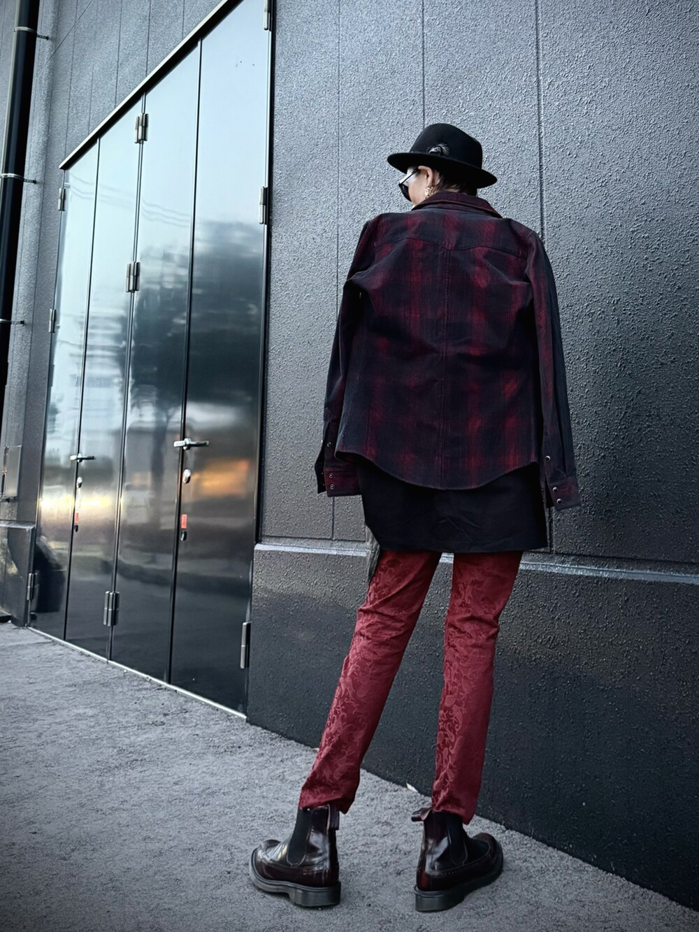 ブラック系のシャツ/ブラウス、ブラック系のTシャツ/カットソー、ブラック系のボディバッグ/ウエストポーチを着用したメンズの春コーディネートの2枚目の写真