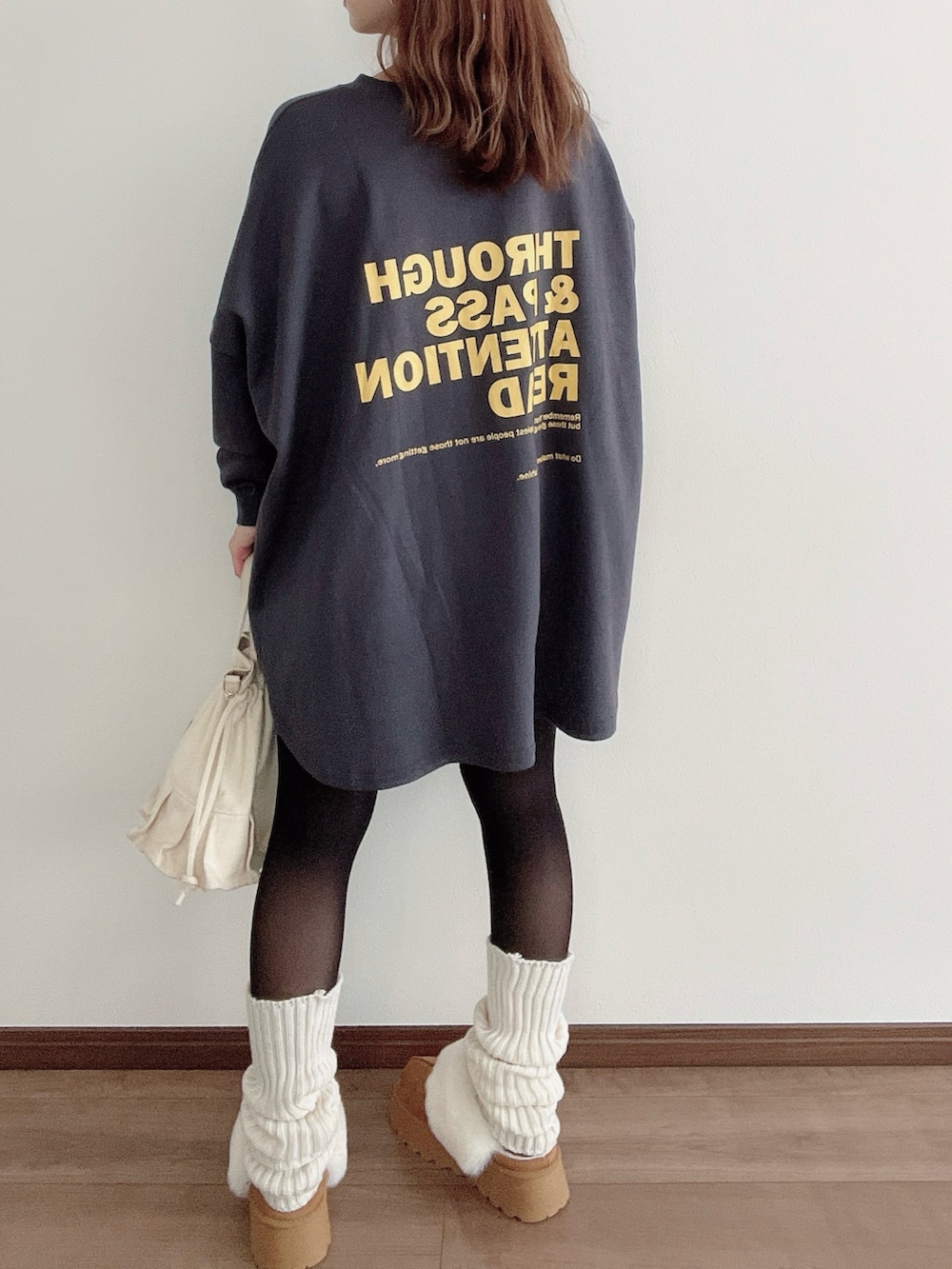 ブラウン系のシューズ、ホワイト系のハンドバッグ、グレー系のスウェットを着用したレディースの秋コーディネートの2枚目の写真