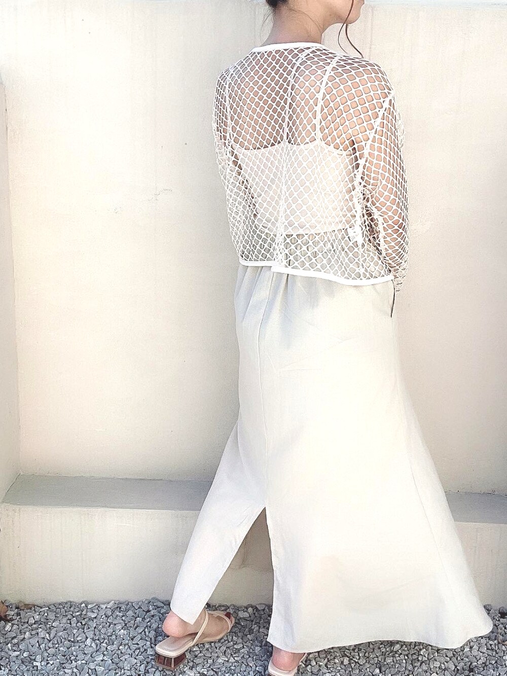 ベージュ系のサンダル、ベージュ系のカーディガン/ボレロ、ベージュ系のスカートを着用したレディースの夏コーディネートの3枚目の写真