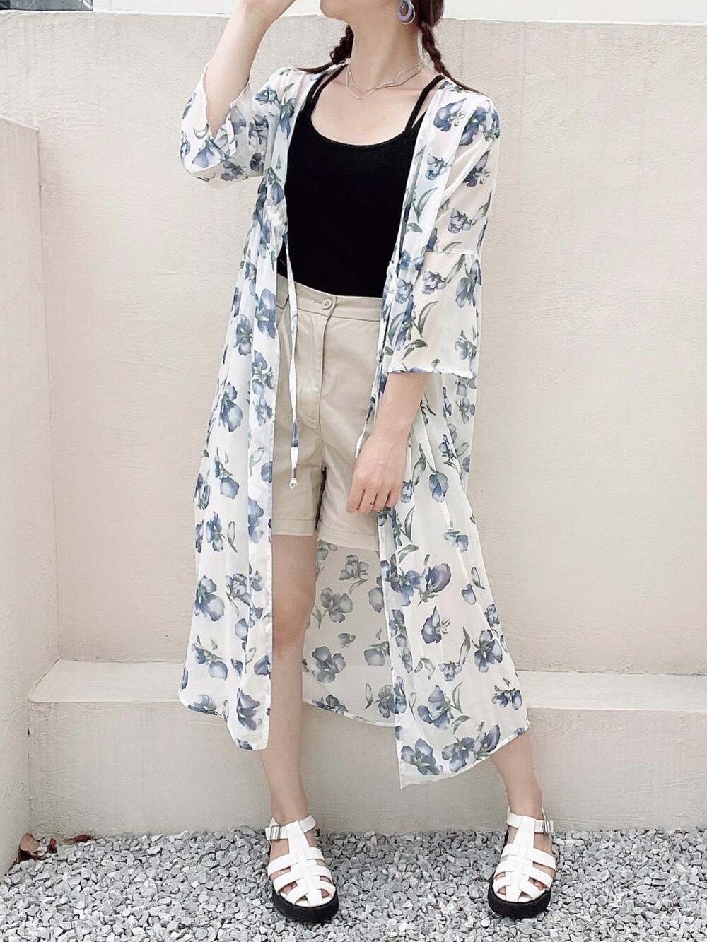 ブラック系のキャミソール、ブルー系のシャツ/ブラウス、ベージュ系のパンツを着用したレディースの夏コーディネートの2枚目の写真