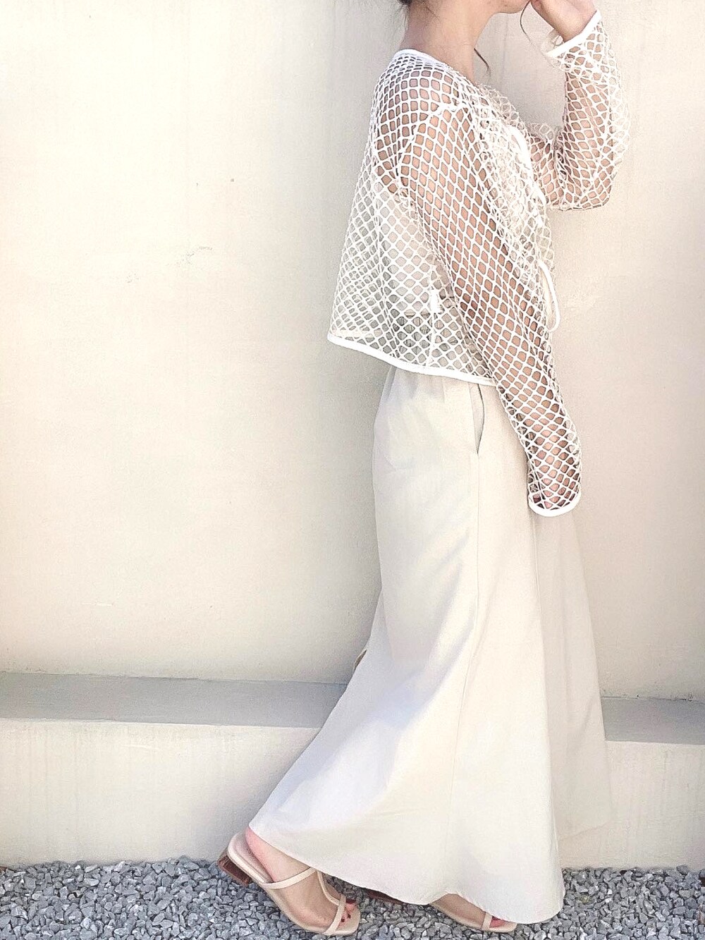 ベージュ系のサンダル、ベージュ系のカーディガン/ボレロ、ベージュ系のスカートを着用したレディースの夏コーディネートの2枚目の写真