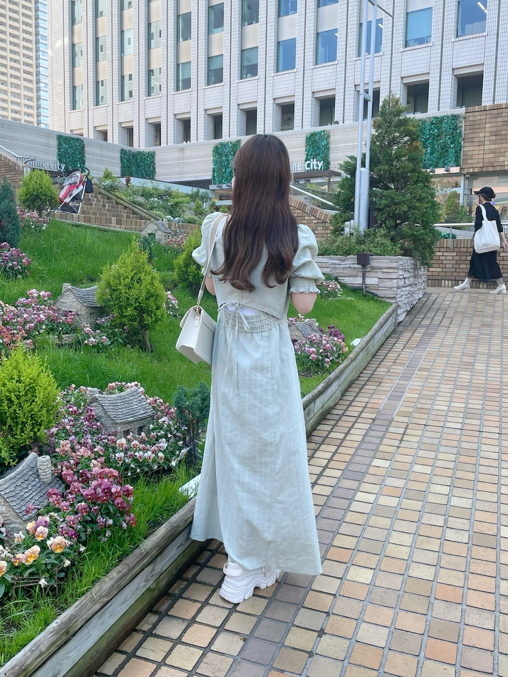 「オリーブ デ オリーブ(OLIVE des OLIVE)、骨格ウェーブ、低身長、ワンピース、春服、春コーデ、ミントグリーン、カジュアルガーリー、キレイめ、スニーカー、シンプルコーデ、プチプラ、淡色コーデ、お出かけコーデ、休日スタイル」｜「OLIVE des OLIVEの【WEB限定カラー有】後ろドロストリボンワンピース（ワンピース、グリーン系）」を使った、yuriさん（レディース・152cm）の春コーディネートの2枚目の写真