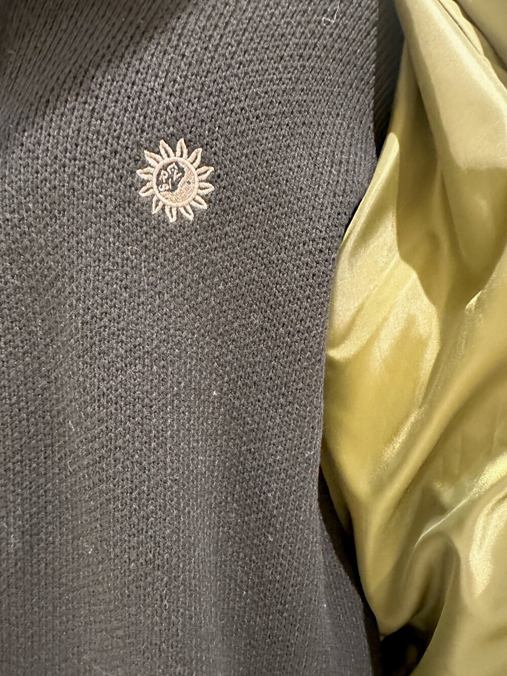 ブラック系のブーツ、ブラック系のニット/セーター、グリーン系のダウンジャケット/コートを着用したレディースの冬コーディネートの7枚目の写真