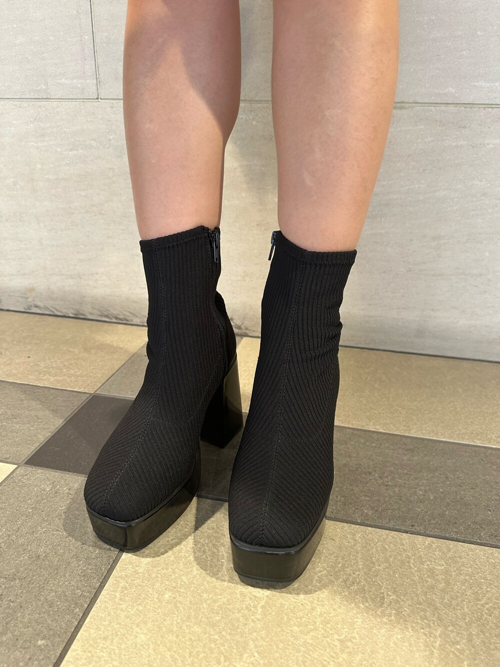 ブルー系のデニムスカート、レッド系のニット/セーター、その他のブーツを着用したレディースの夏コーディネートの9枚目の写真