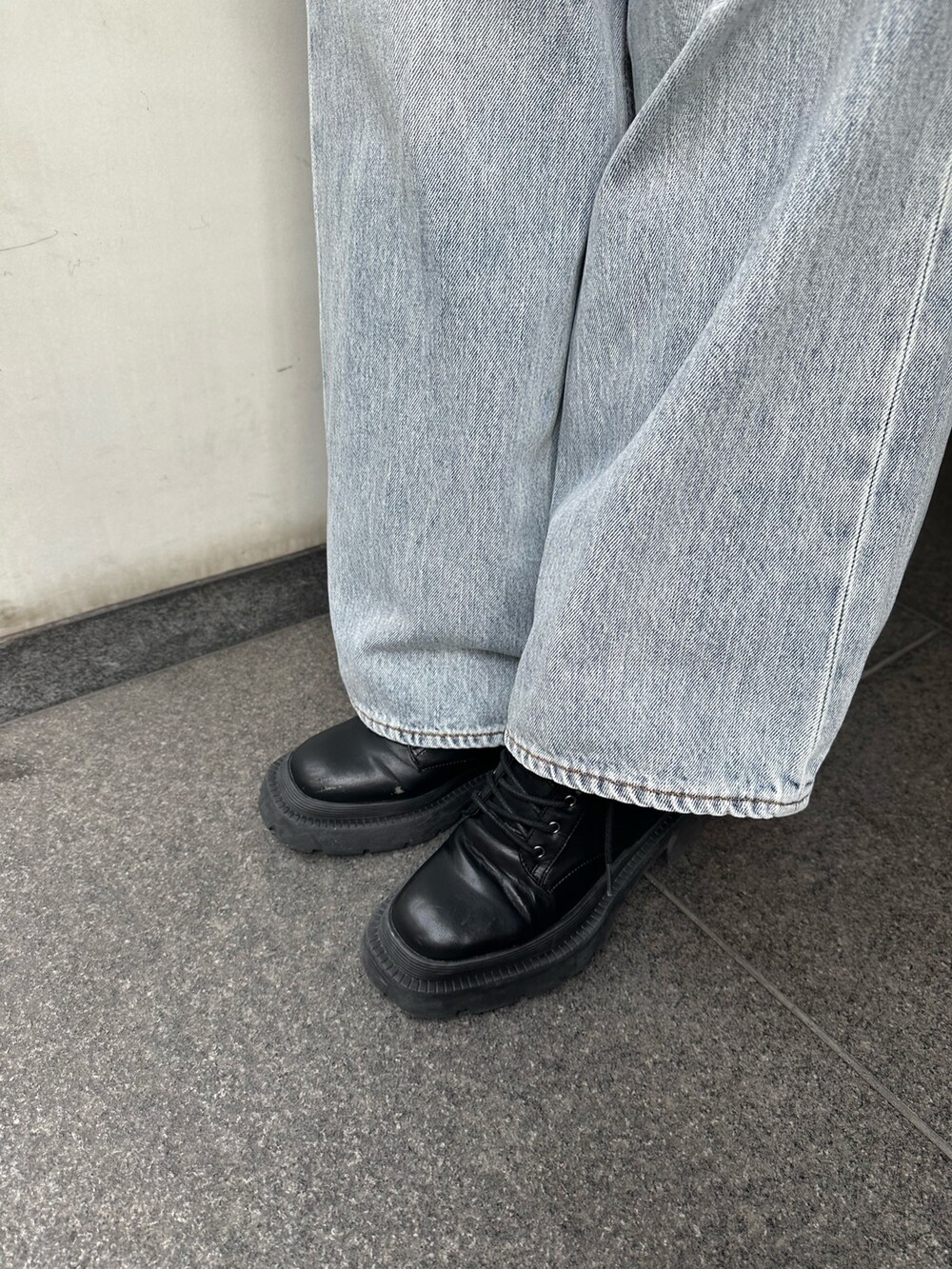 ブルー系のデニムパンツ、ブラック系のブーツ、ブルー系のカーディガン/ボレロを着用したレディースの冬コーディネートの8枚目の写真