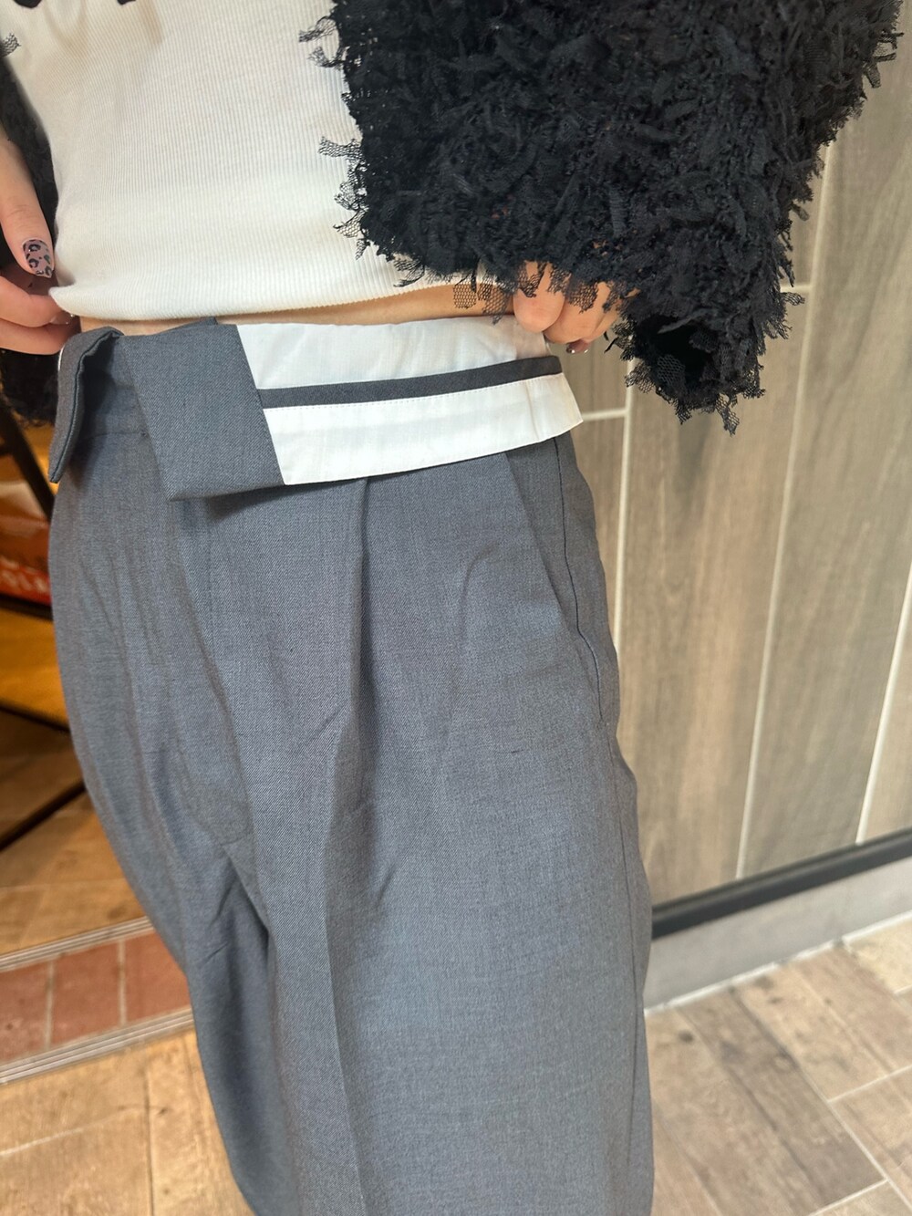 ブラック系のニット/セーター、グレー系のその他パンツ、レッド系のショルダーバッグを着用したレディースの秋コーディネートの7枚目の写真