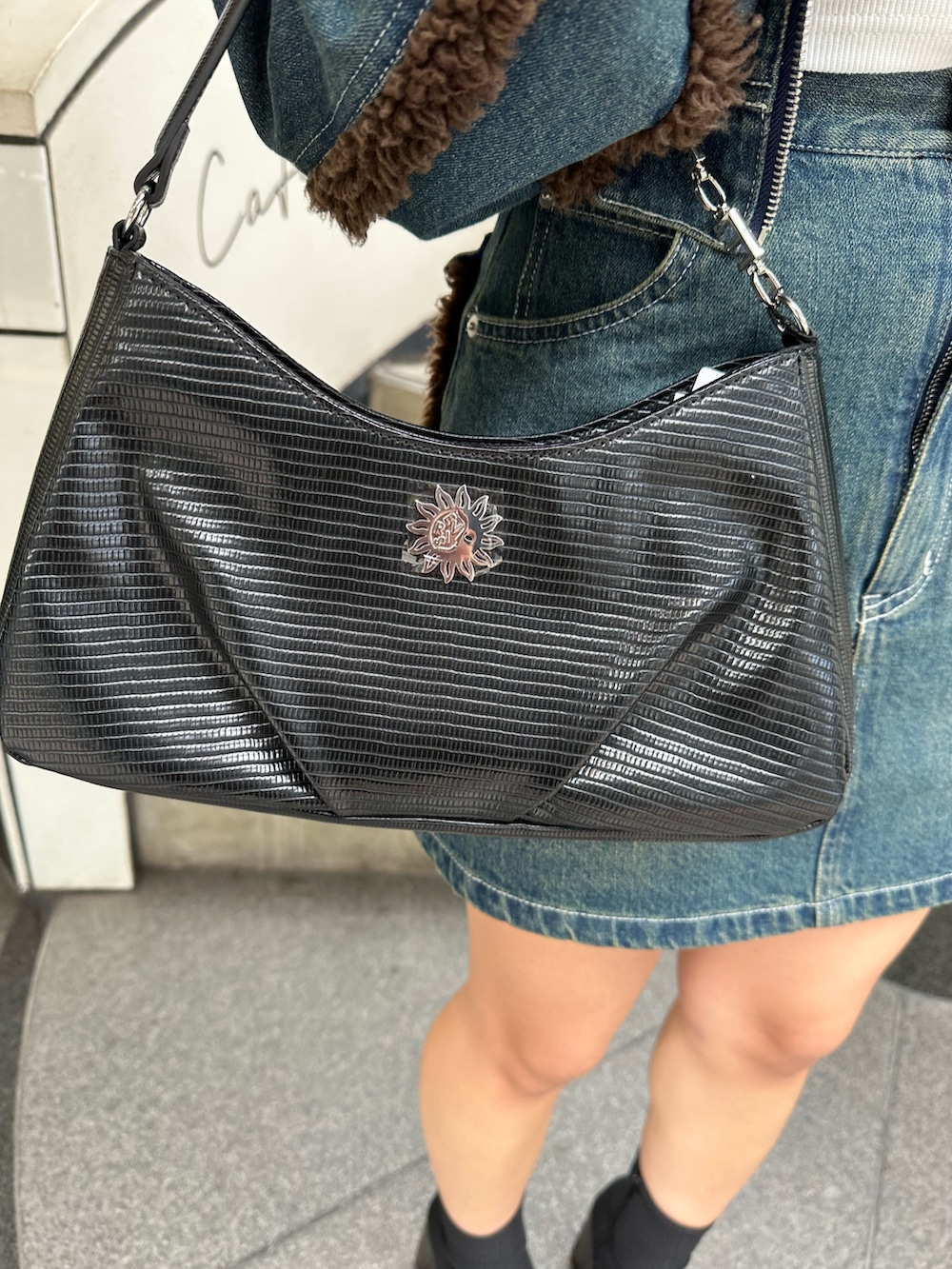 ブルー系のブルゾン、ブルー系のデニムスカート、その他のブーツを着用したレディースの秋コーディネートの8枚目の写真