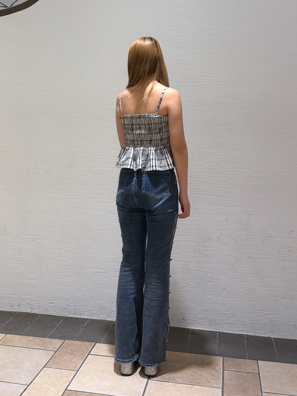 その他のキャミソール、ブルー系のデニムパンツ、シルバー系のサンダルを着用したレディースの夏コーディネートの3枚目の写真
