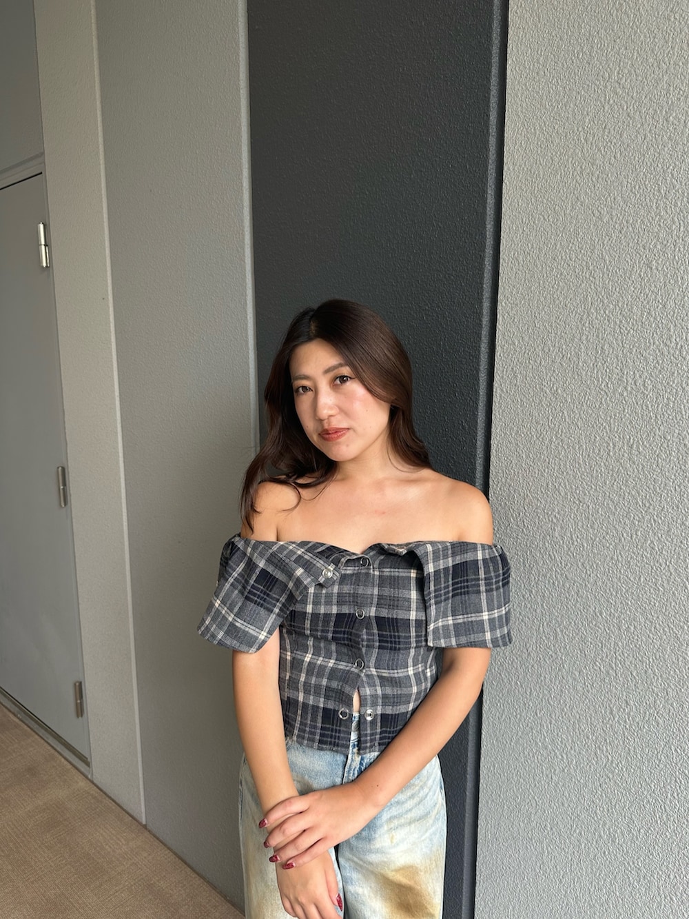 ブルー系のデニムパンツ、ブラック系のシャツ/ブラウス、ブラック系のサンダルを着用したレディースの夏コーディネートの4枚目の写真