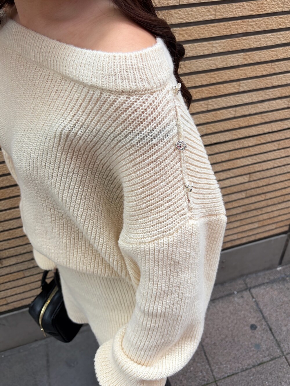 ブラック系のブーツ、ホワイト系のワンピース、ブラック系のハンドバッグを着用したレディースの冬コーディネートの7枚目の写真