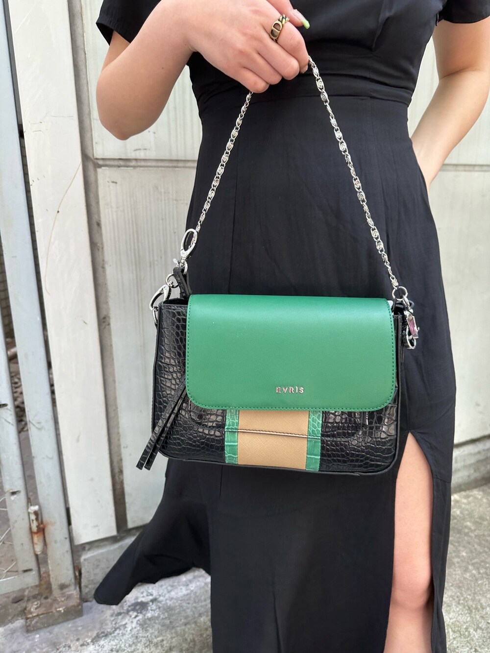 ブラック系のワンピース、ホワイト系のブーツ、ブラック系のショルダーバッグを着用したレディースの春コーディネートの7枚目の写真