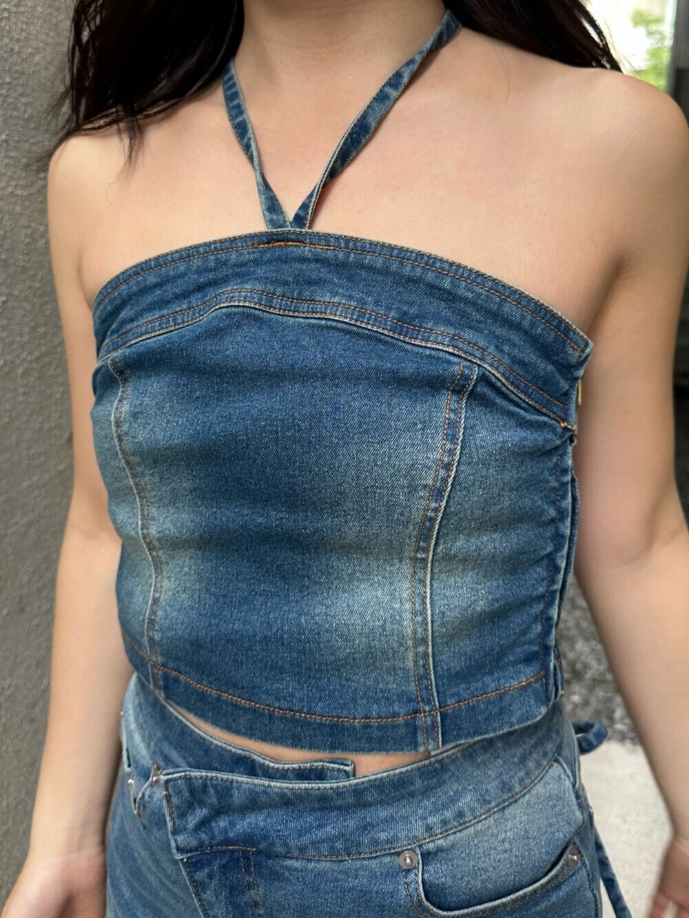 ブラック系のサンダル、ブルー系のキャミソール、ブルー系のデニムスカートを着用したレディースの夏コーディネートの5枚目の写真