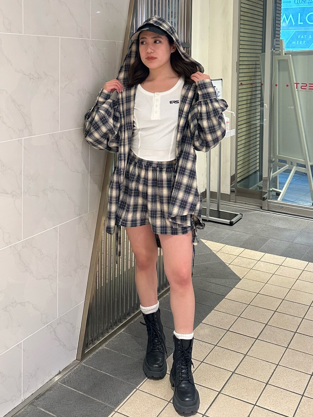 ブルー系のその他パンツ、ホワイト系のTシャツ/カットソー、ブルー系のシャツ/ブラウスを着用したレディースの春コーディネートの2枚目の写真