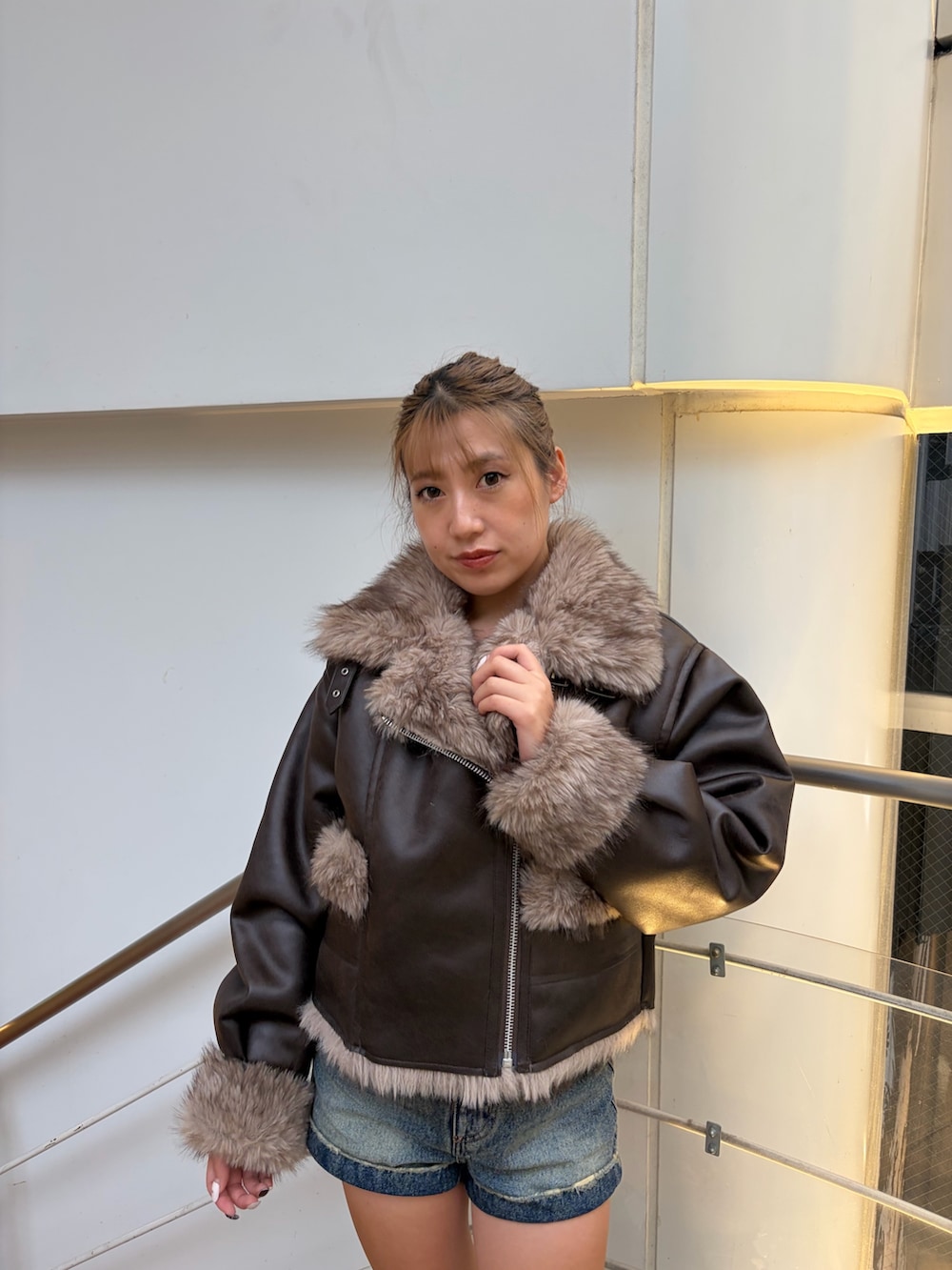 ブルー系のその他パンツ、ブラック系のブーツ、ブラウン系のブルゾンを着用したレディースの秋コーディネートの4枚目の写真