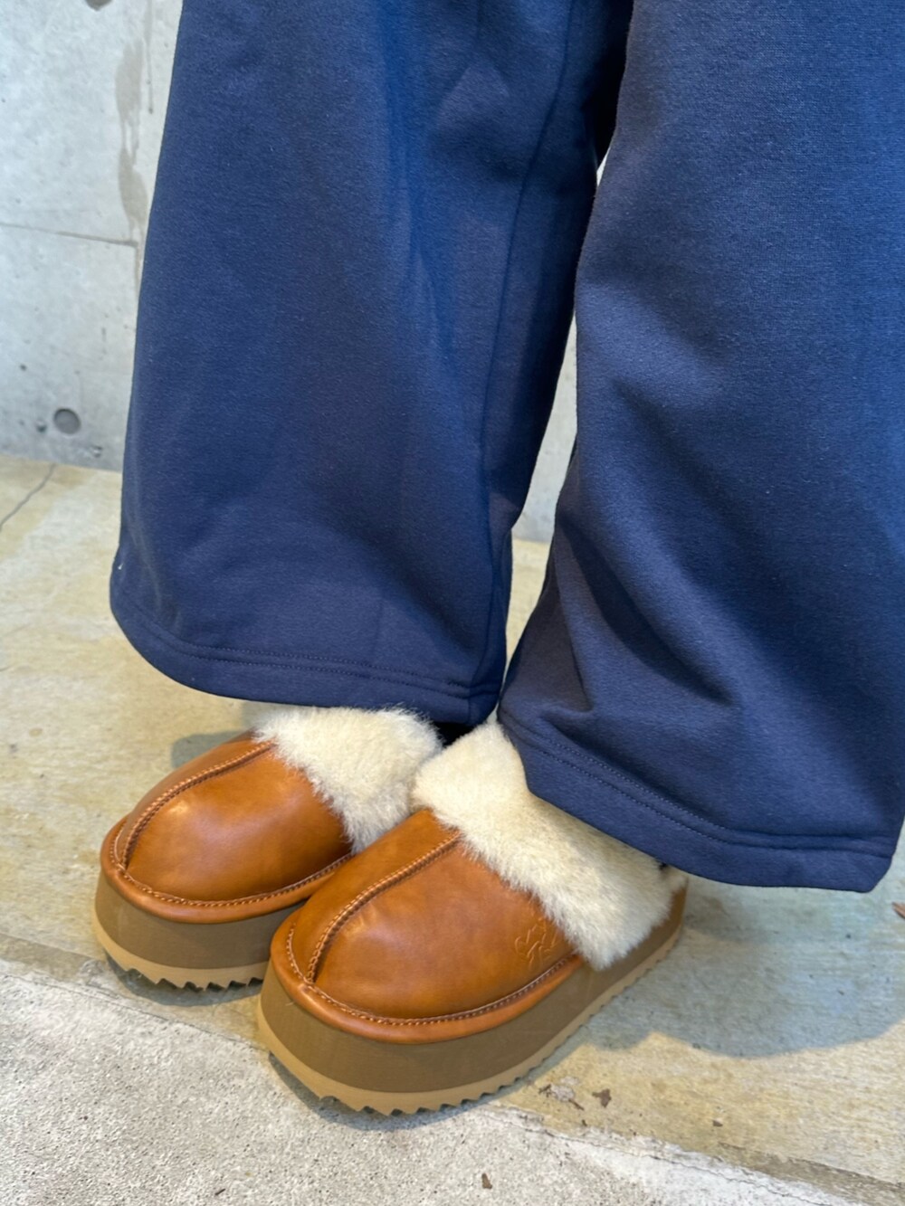 ブルー系のスウェットパンツ、ブルー系のスウェット、ベージュ系のスリッポンを着用したレディースの秋コーディネートの7枚目の写真