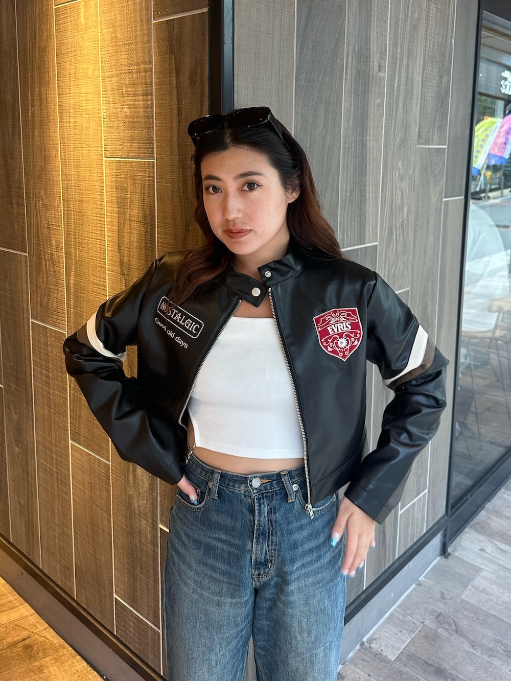 ブルー系のデニムパンツ、その他のブーツ、ブラック系のライダースジャケットを着用したレディースの夏コーディネートの5枚目の写真