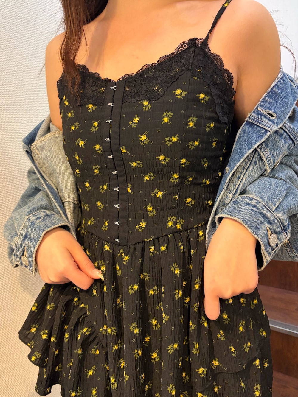 ブルー系のデニムジャケット、その他のワンピース、ブラック系のブーツを着用したレディースの春コーディネートの6枚目の写真