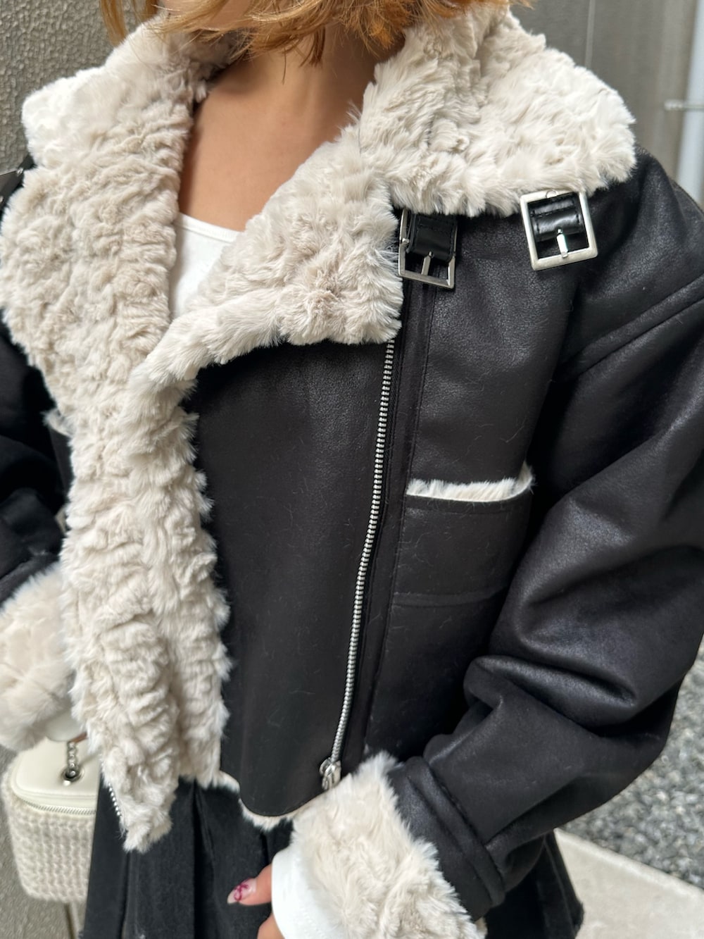 ブラック系のデニムスカート、その他のブーツ、ホワイト系のショルダーバッグを着用したレディースの秋コーディネートの5枚目の写真