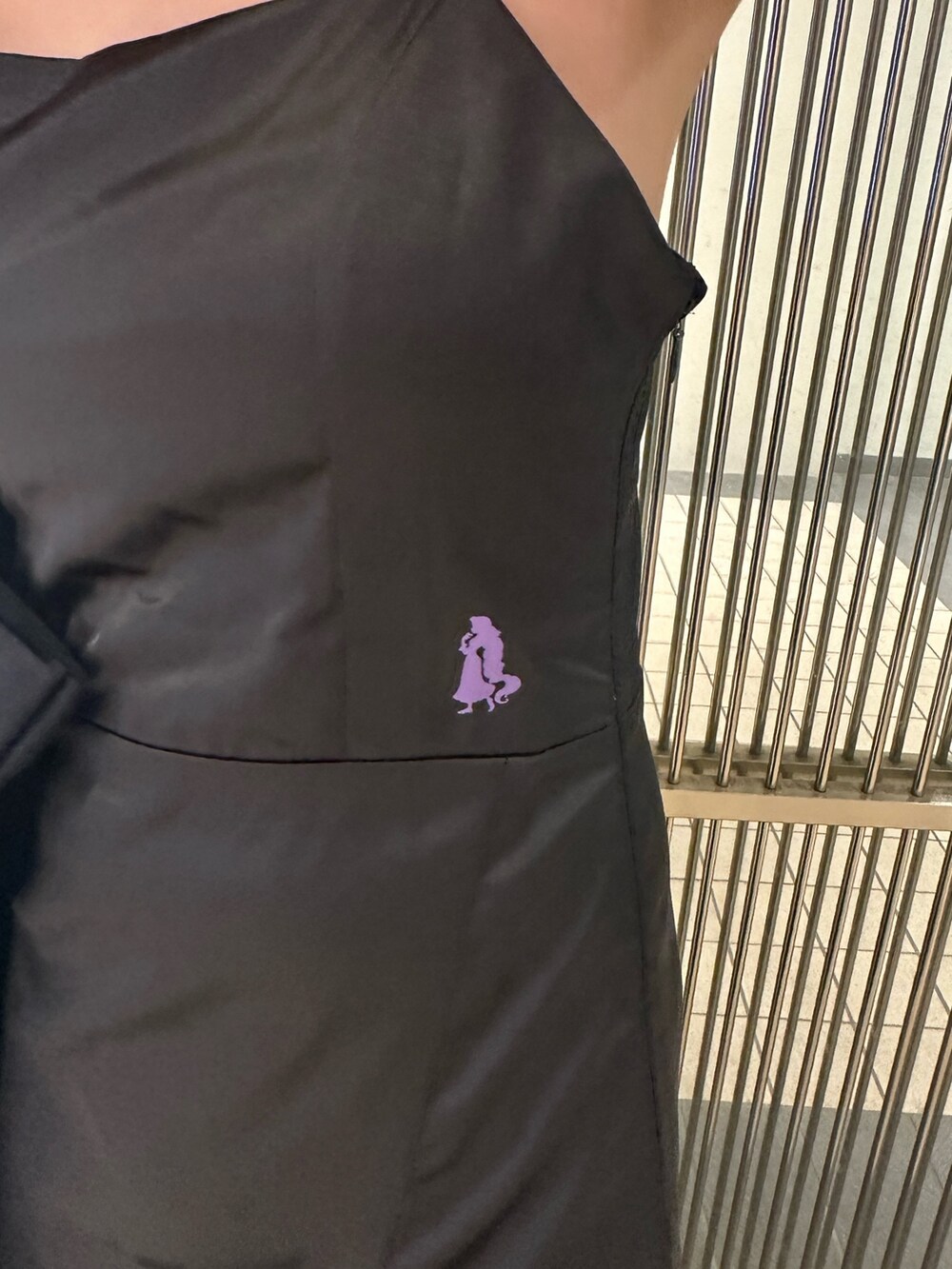 ブラック系のワンピース、ブラック系のトートバッグ、ホワイト系のサンダルを着用したレディースの夏コーディネートの7枚目の写真