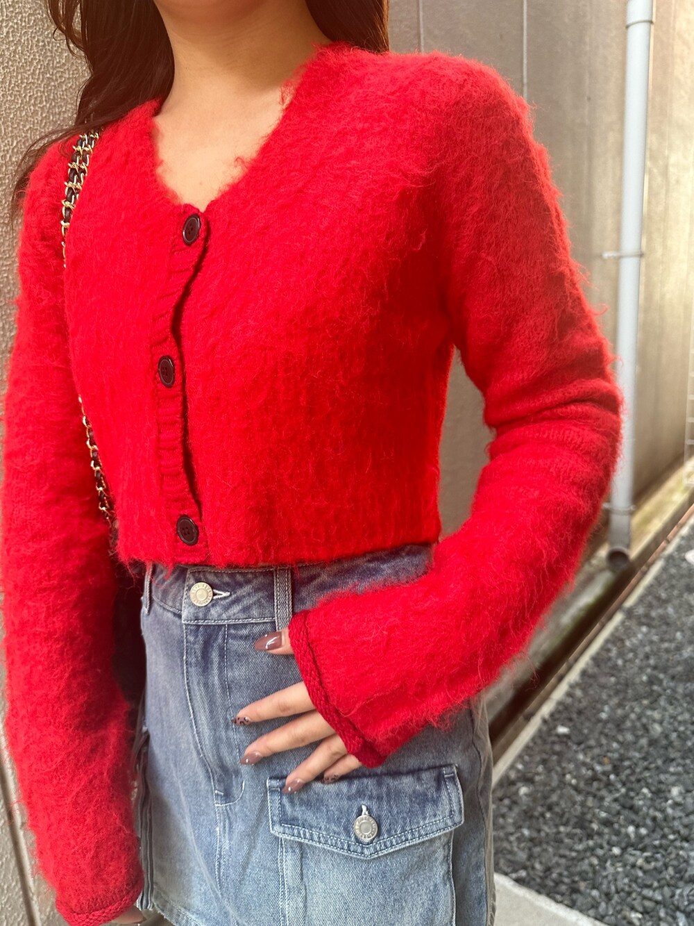 その他のブーツ、ブラック系のショルダーバッグ、レッド系のニット/セーターを着用したレディースの秋コーディネートの6枚目の写真