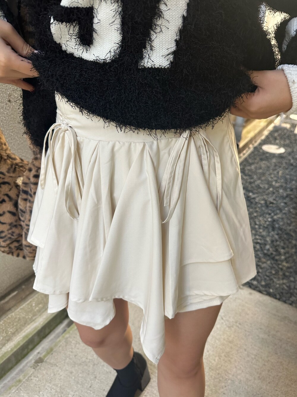 ブラック系のニット/セーター、その他のショルダーバッグ、その他のブーツを着用したレディースの秋コーディネートの7枚目の写真